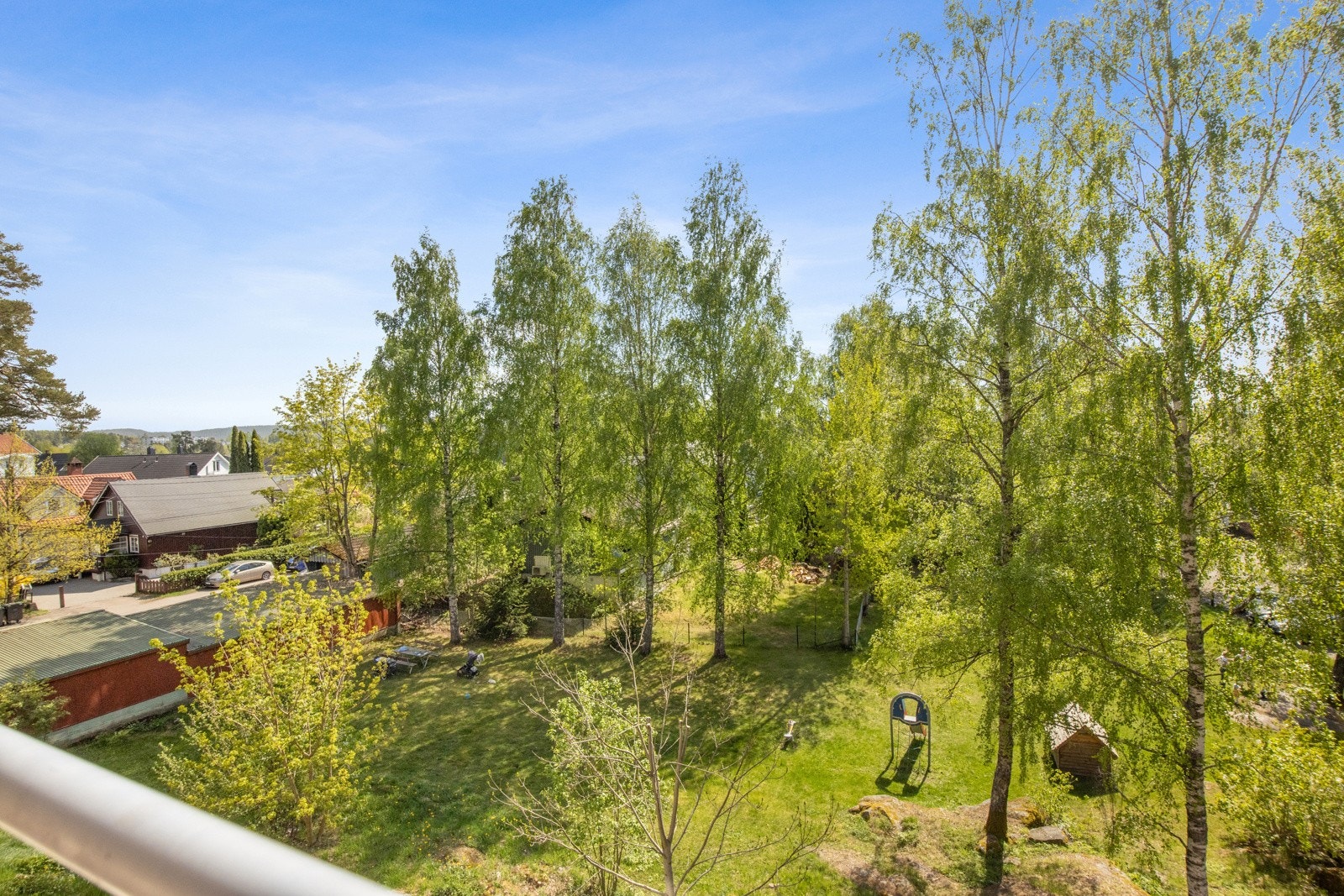 Fra balkongen har du grønt og luftig utsyn mot hyggelig fellesområde. Galleribilde