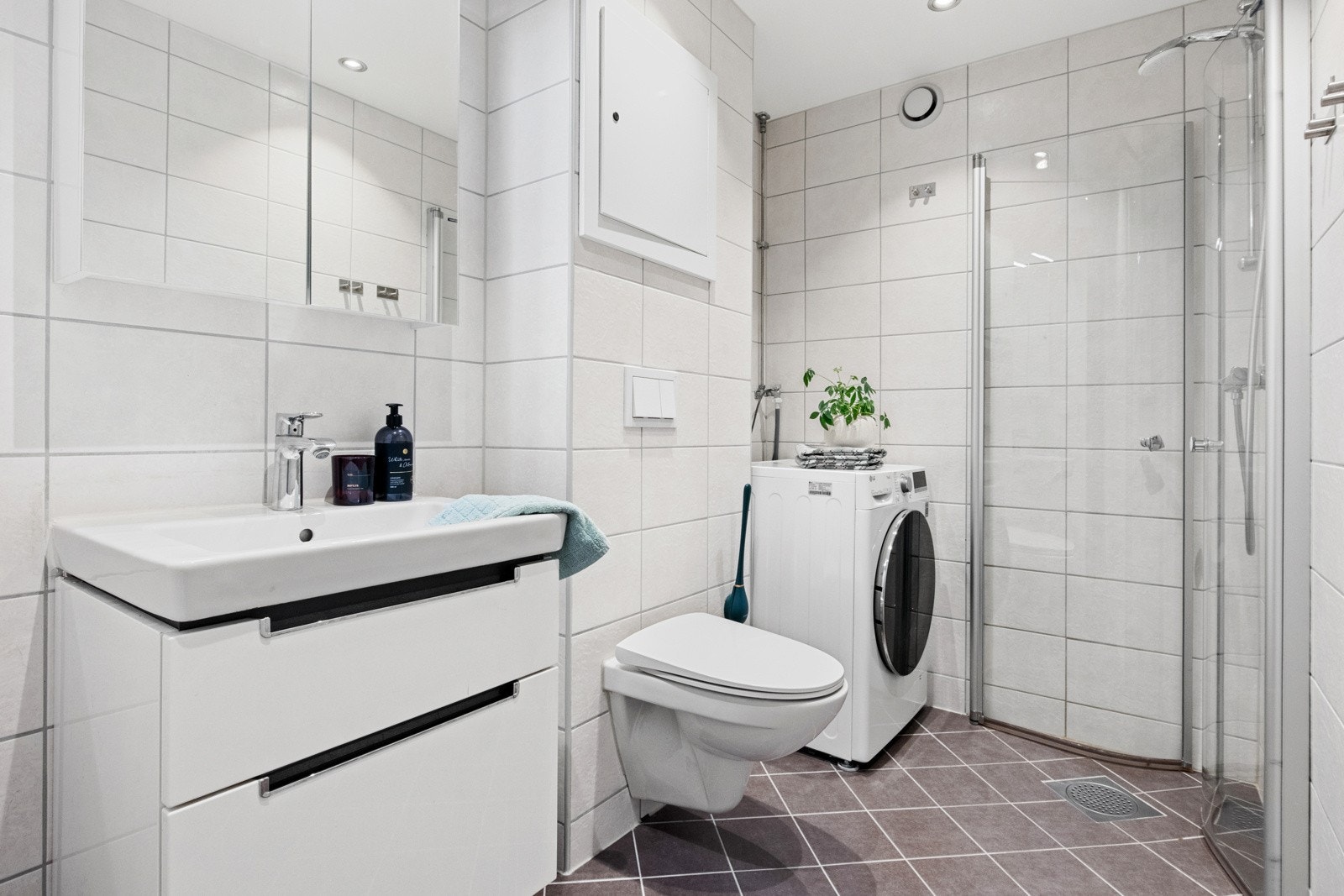 Delikat, flislagt bad med termostatstyrte varmekabler i gulv og downlights (LED) i himling. Badet ble rehabilitert i regi av borettslaget i 2017. Galleribilde