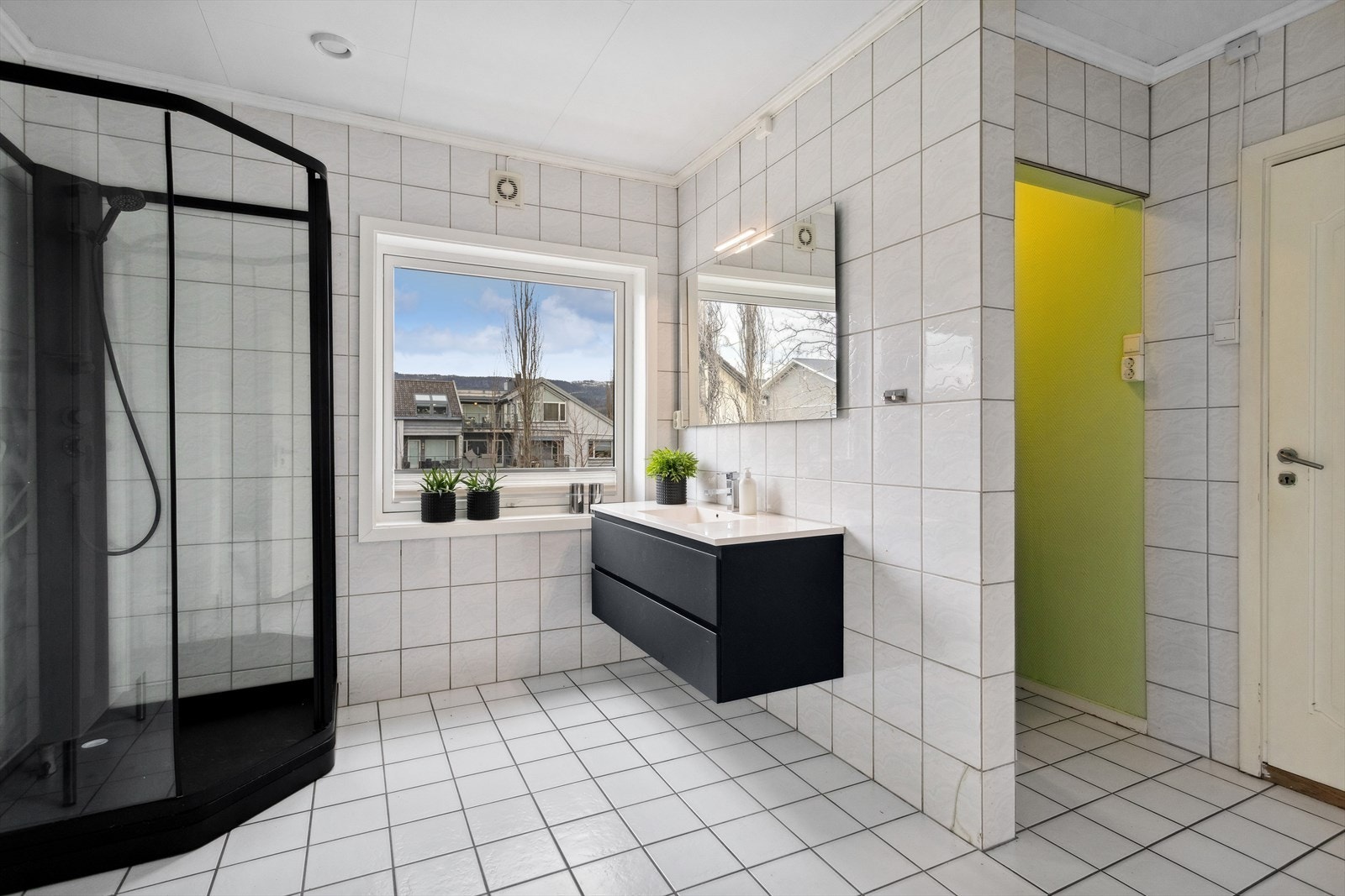 Kombinert bad/vaskerom av fin størrelse. Galleribilde