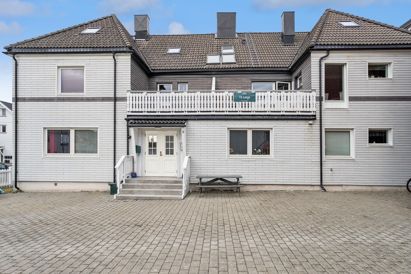 Leiligheten ligger i byggets 2. etasje, noe som gir begrenset med innsyn. Sørvendt balkong med bruksareal på 10 kvm. Galleribilde
