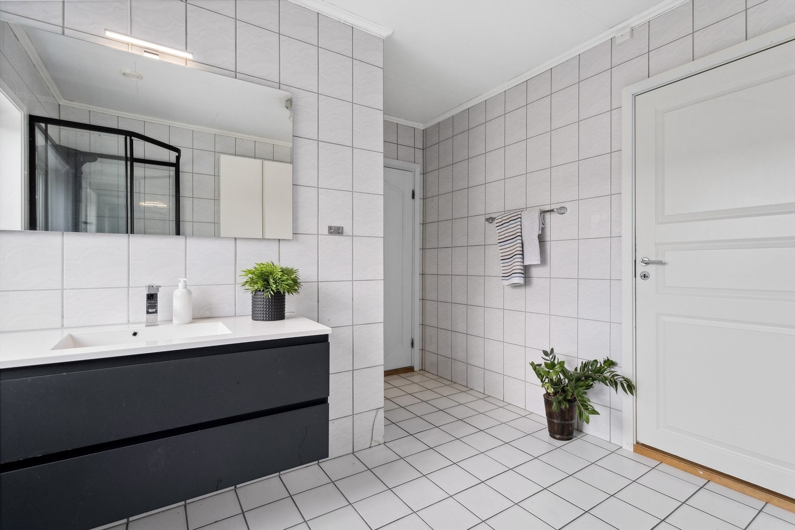 Badet er fra 2006 ifølge tidligere salgsoppgave. Adkomst fra badet til hovedsoverommet. Galleribilde