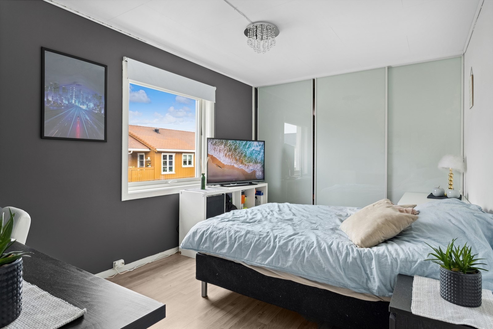 Leiligheten inneholder 2 soverom. Hovedsoverommet har en stor skyvedørsgarderobe for praktisk og oversiktlig oppbevaring. Galleribilde