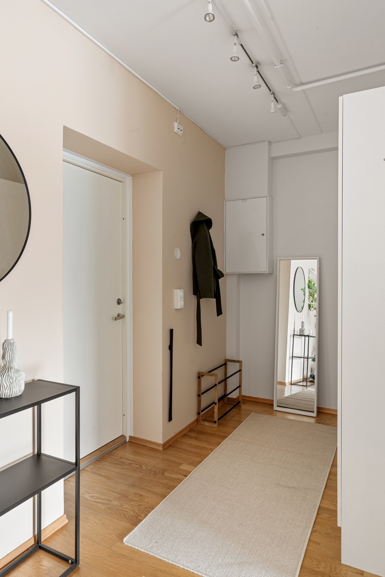 Velkommen inn! Entreen har garderobeskap med god oppbevaringsplass for sko og yttertøy. Galleribilde