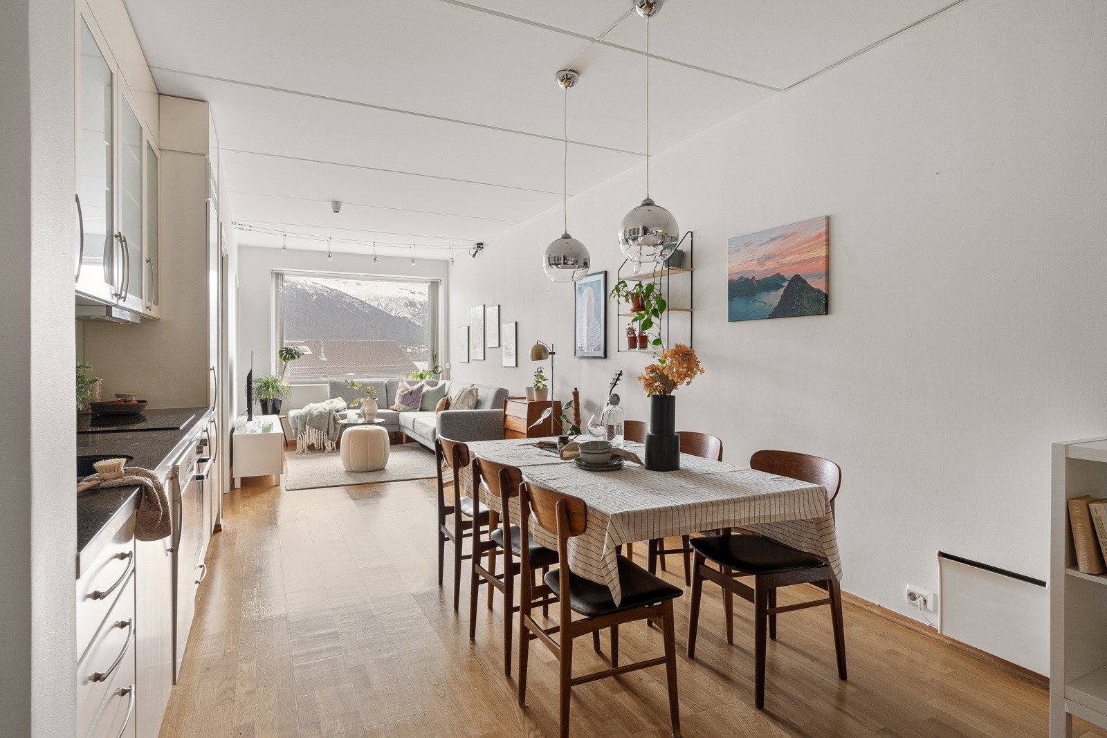 Stuen framstår lys og luftig med generøs takhøyde og store vindusflater. Galleribilde