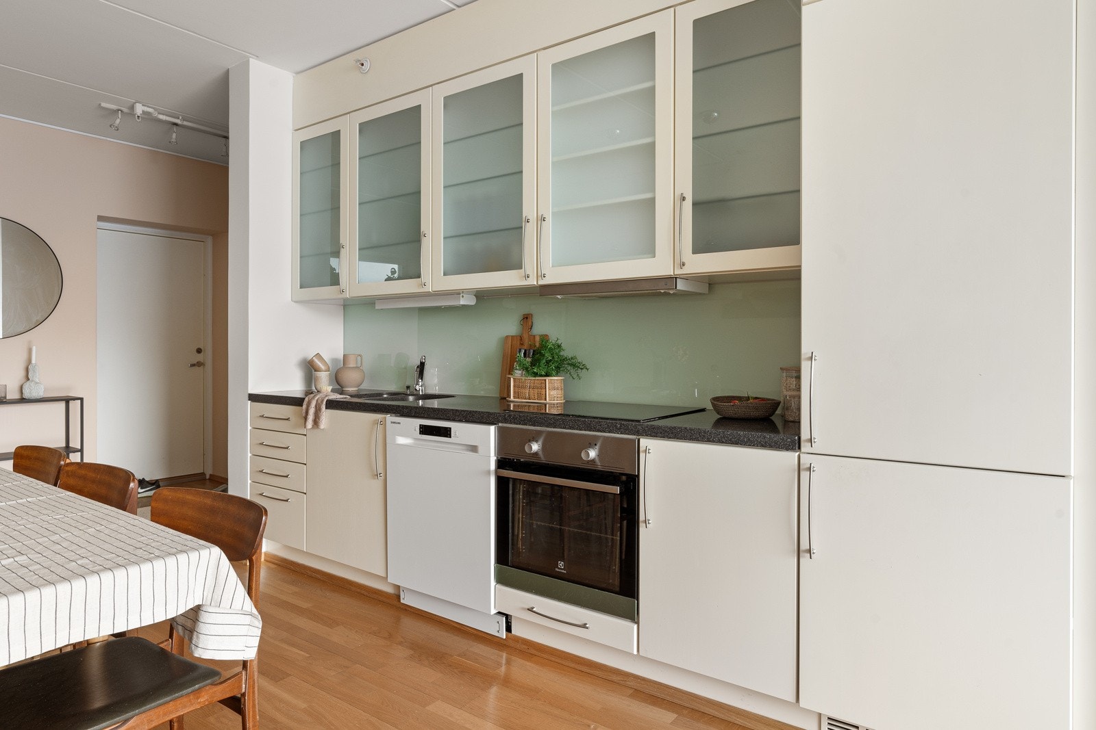 Pent og moderne kjøkken med tilstrekkelig med skap- og benkeplass. Belysning og uttak for strøm mellom over- og underskap. Galleribilde