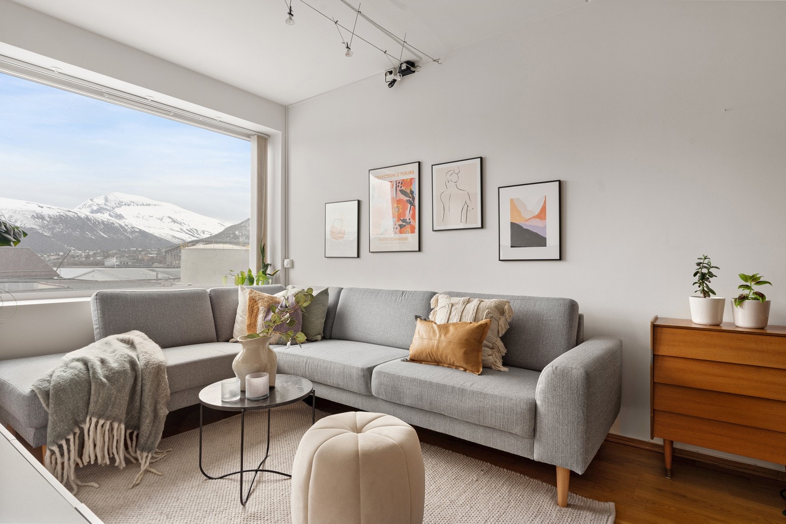 De store vindusflatene slipper inn rikelige mengder med naturlig lys i rommet. Galleribilde