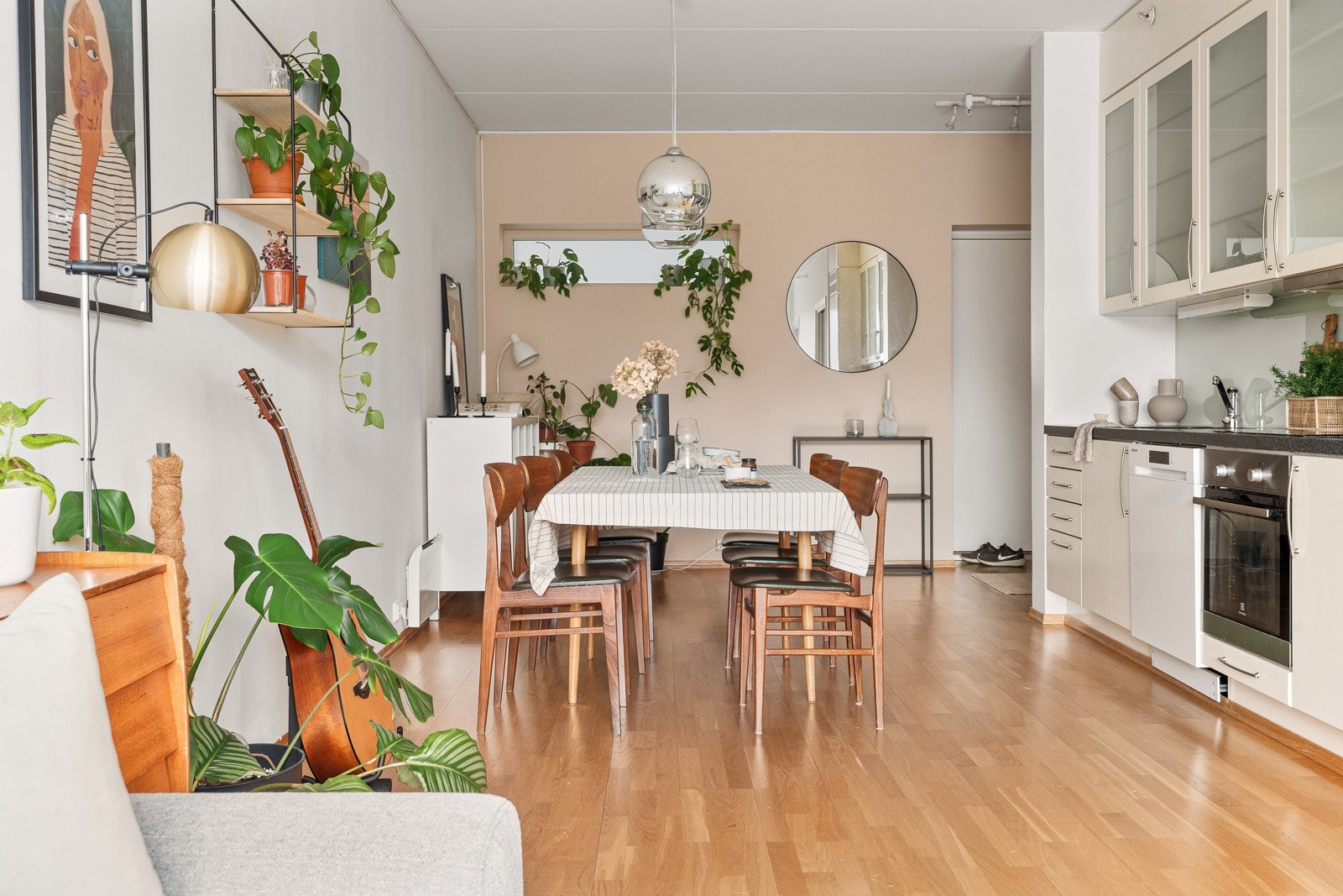 Spisebordet har sin naturlige plass like ved kjøkkenet. Galleribilde