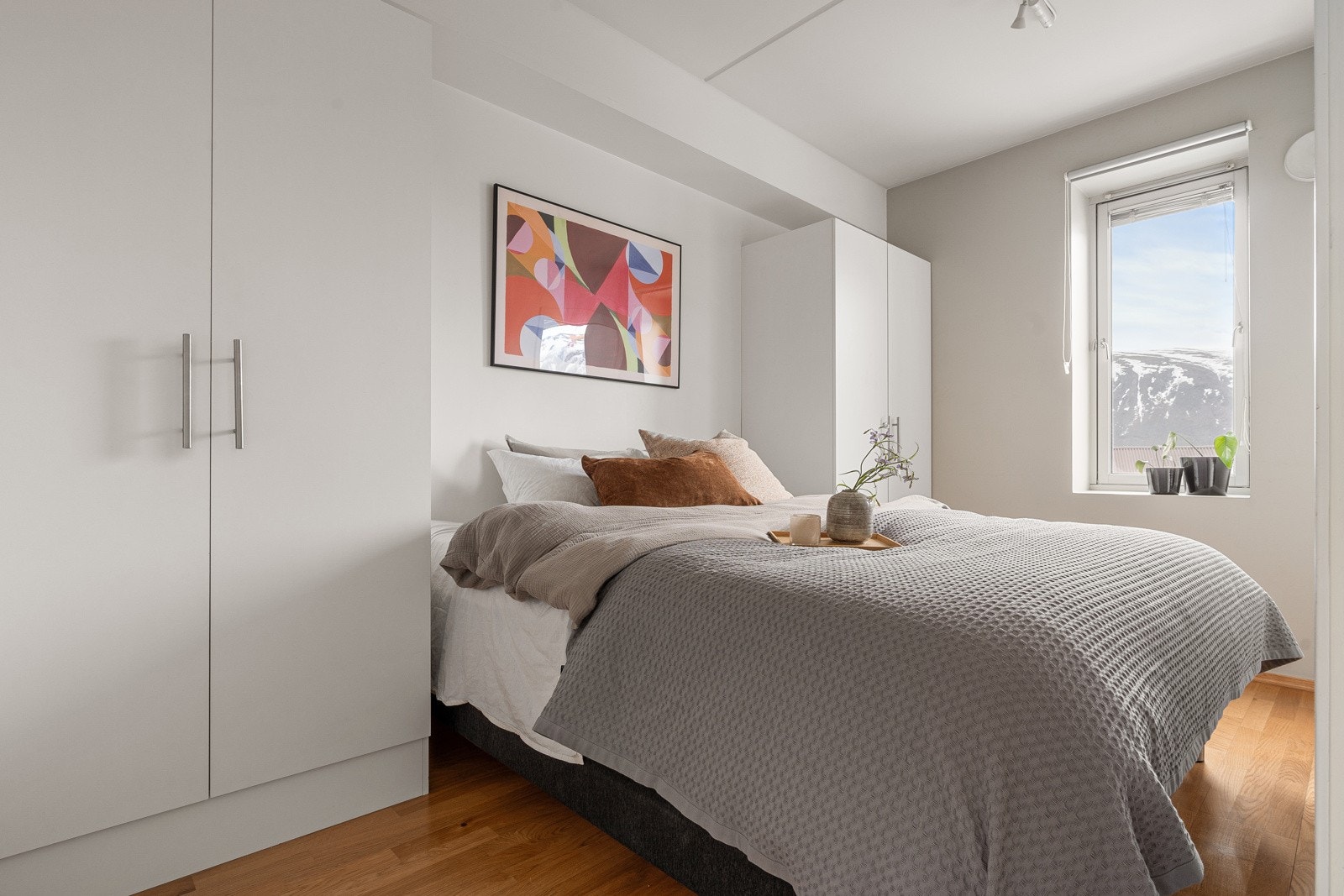 Stort soverom med inngang på begge sider av senga og god oppbevaringsplass i klesskap. Galleribilde