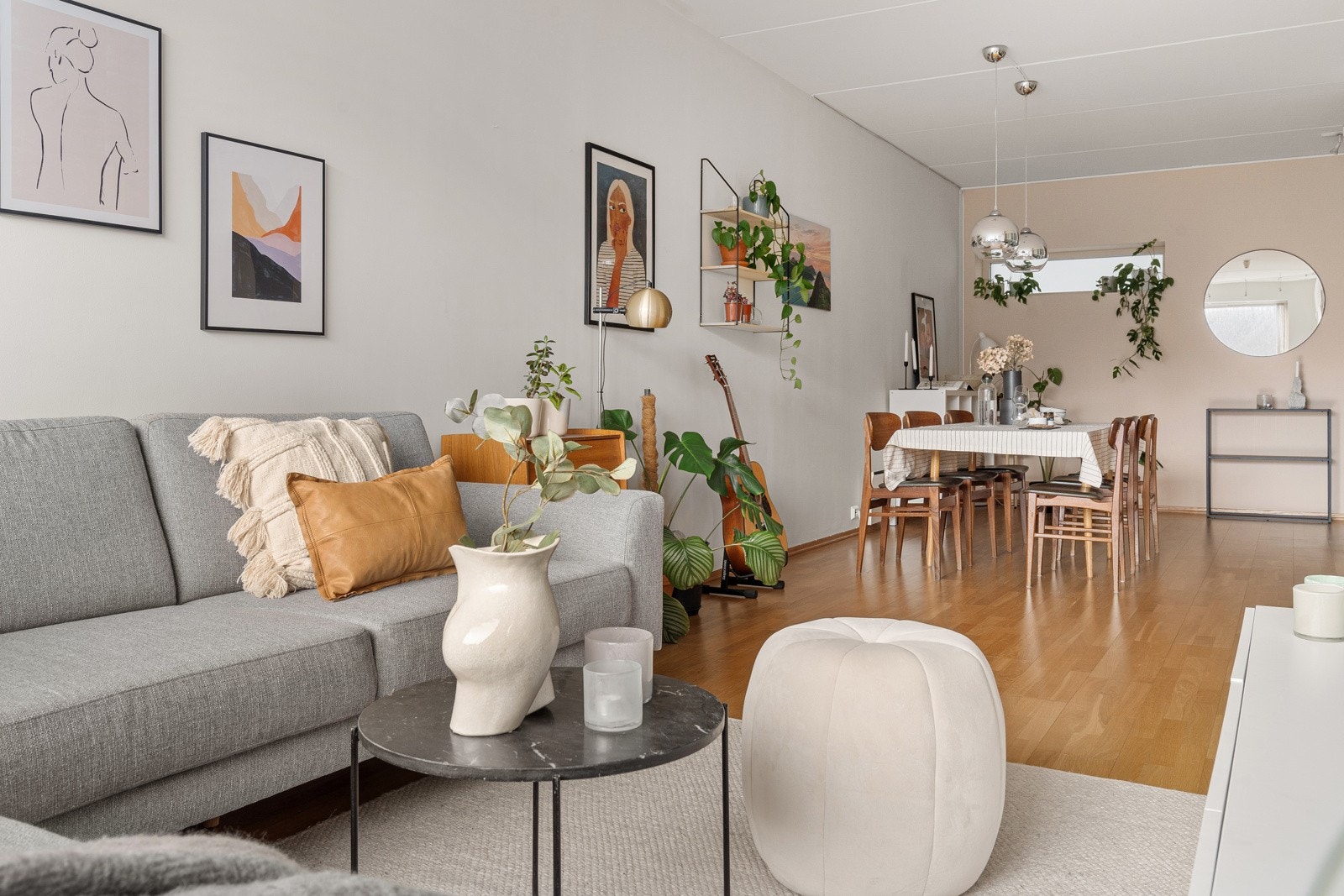 Her er det enkelt å møblere med både stor sofagruppe og spisebord. Galleribilde