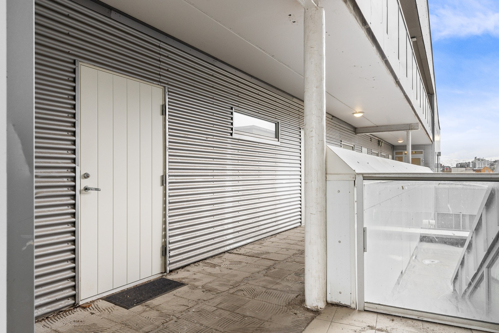 Inngangsparti med overbygg. Galleribilde