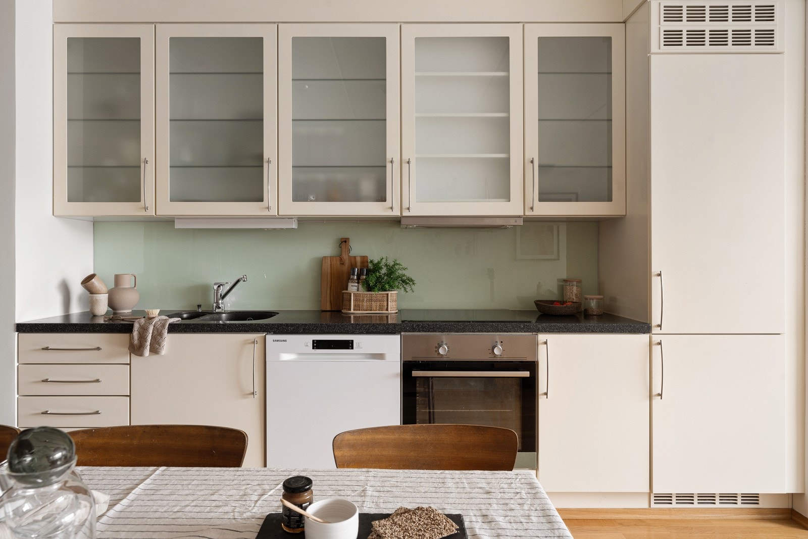 Kjøkkenet er utstyrt med det man trenger av integrerte hvitevarer som stekeovn, platetopp, oppvaskmaskin og kjøl/frys. Galleribilde