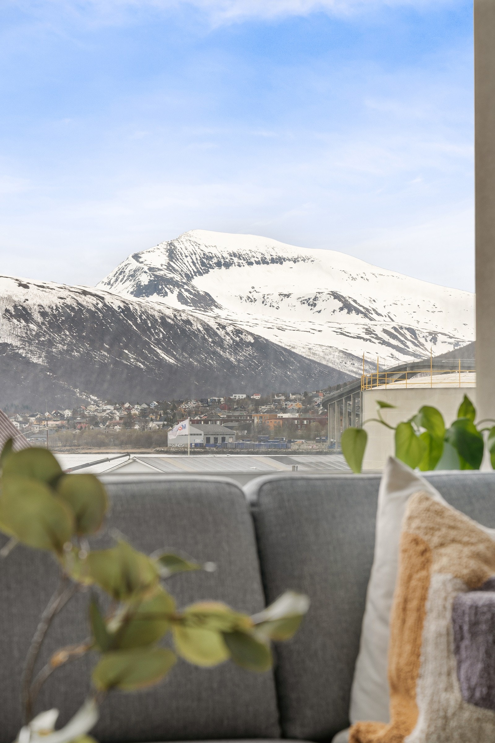 Fantastisk utsikt mot sjø og fjell fra stuen. Galleribilde