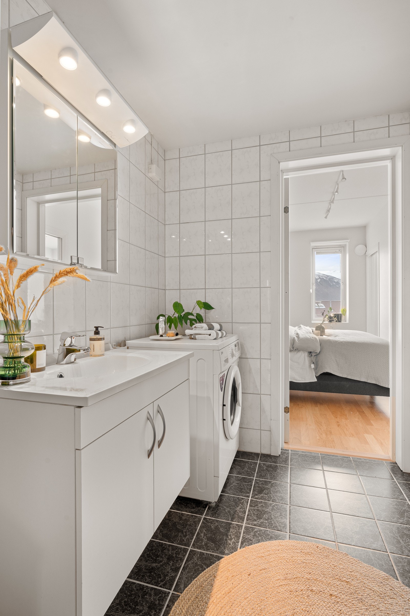 Baderomsinnredning med god oppbevaringsplass. Badet er tilknyttet soverommet. Galleribilde