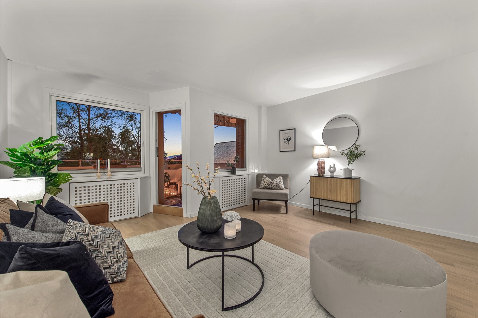 Stuen oppleves som et innbydende rom, hvor tostavs parkett på gulv og lysmalte, glatte vegger gjør det enkelt å innrede etter egen smak og stil. Galleribilde