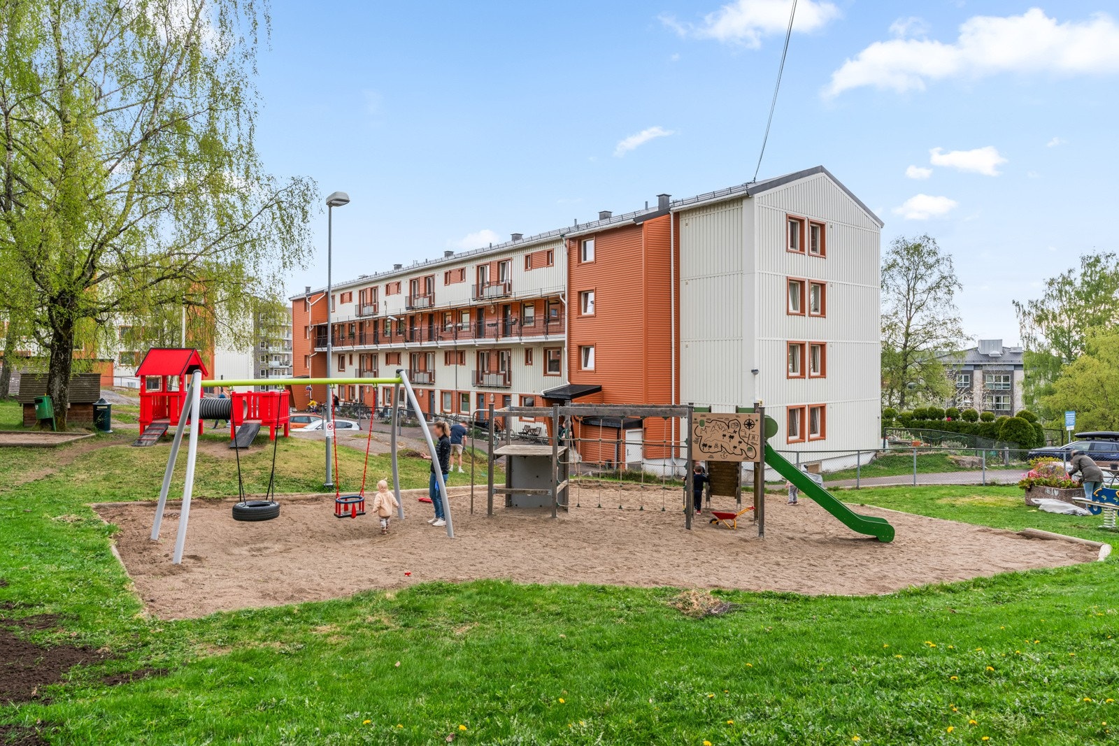 Fellesarealene er pent opparbeidet med store plener, sittebenker og en fin lekeplass til de små. Galleribilde