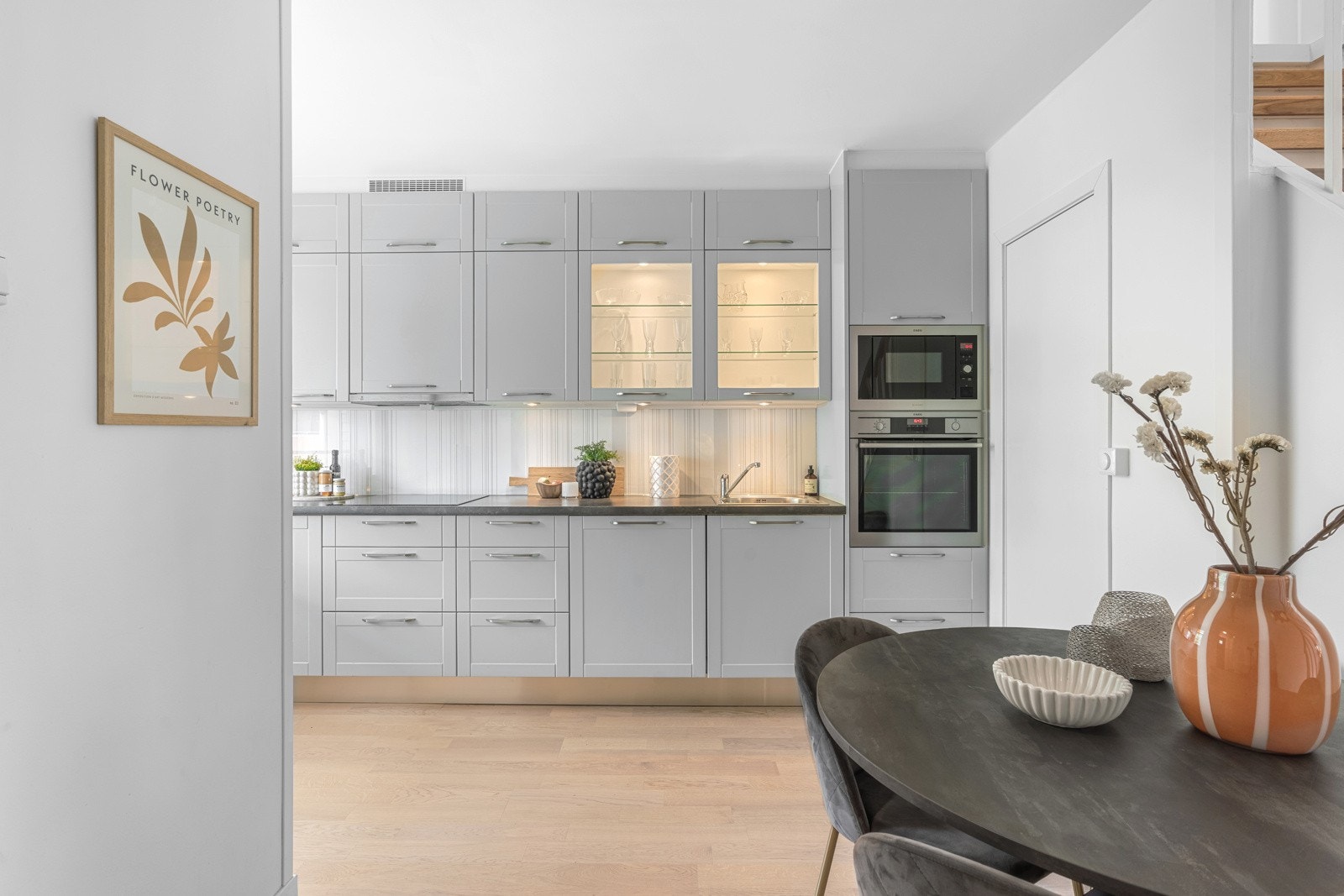 Kjøkkenet har takhøy innredning fra Stjernekjøkken som ble montert i 2014, videre er det plass til spisebord på kjøkkenet. Galleribilde