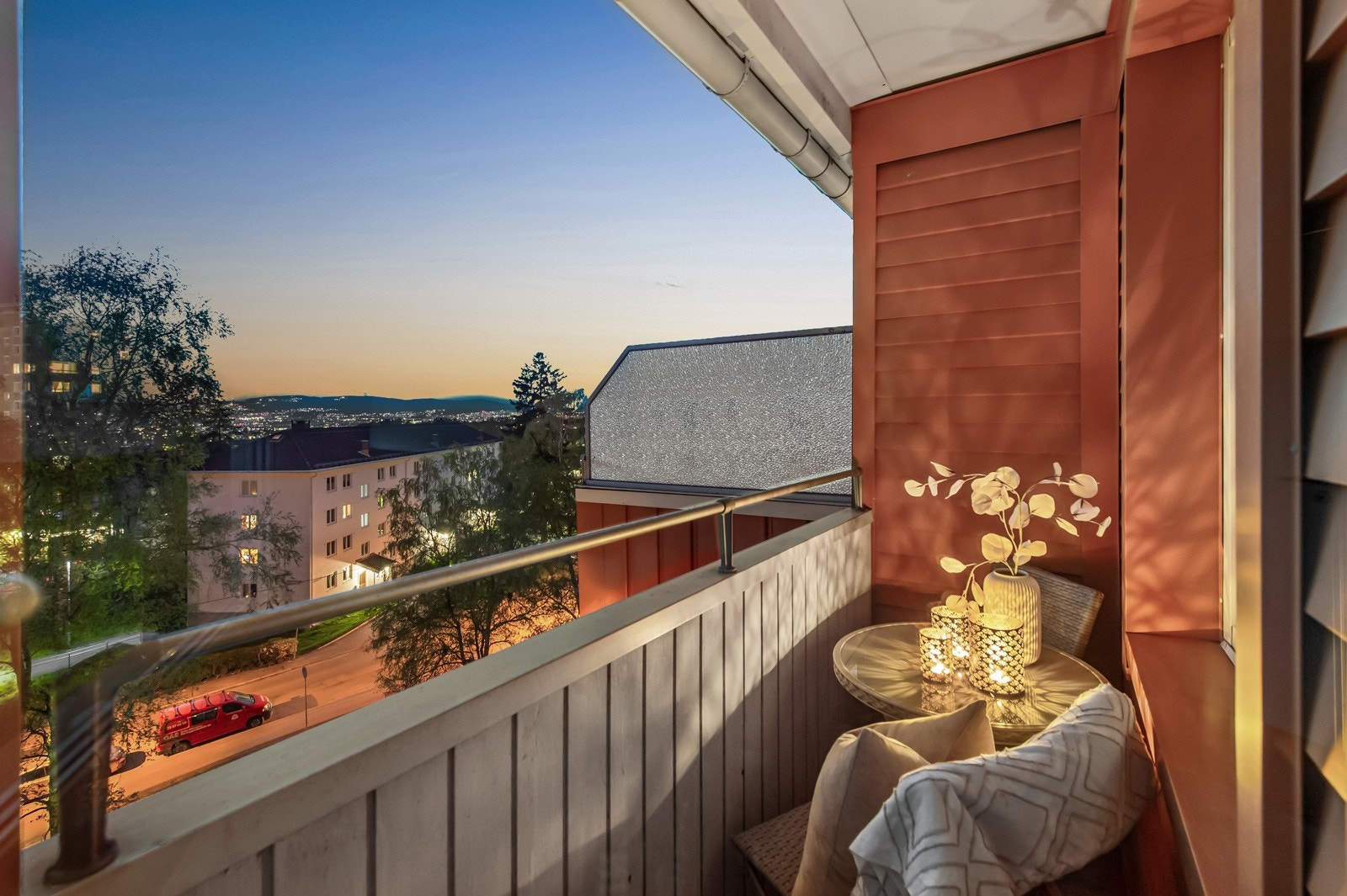 Fra det største soverommet er det utgang til balkong på ca. 2m² med hyggelig utsikt. Galleribilde