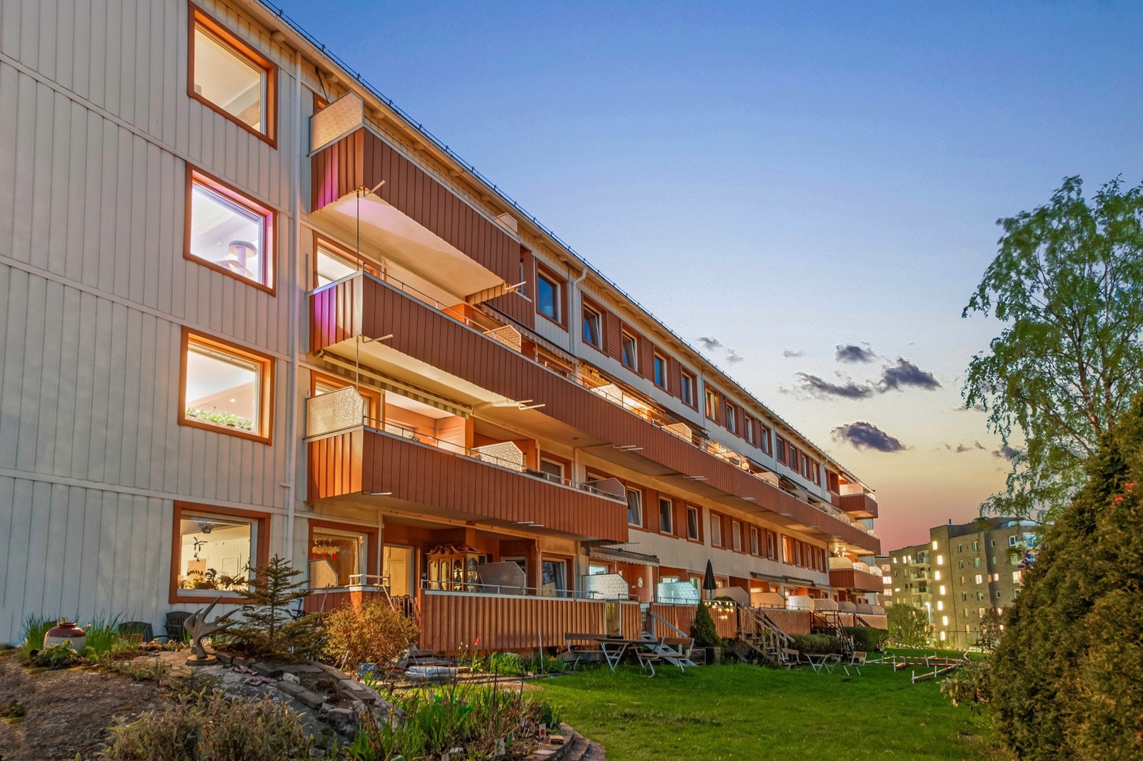 Kombinasjonen av god infrastruktur i nærområdet, og nærhet til både byen og tur- og rekreasjonsområder gjør dette området til et spesielt godt bomiljø for folk i alle aldre. Galleribilde