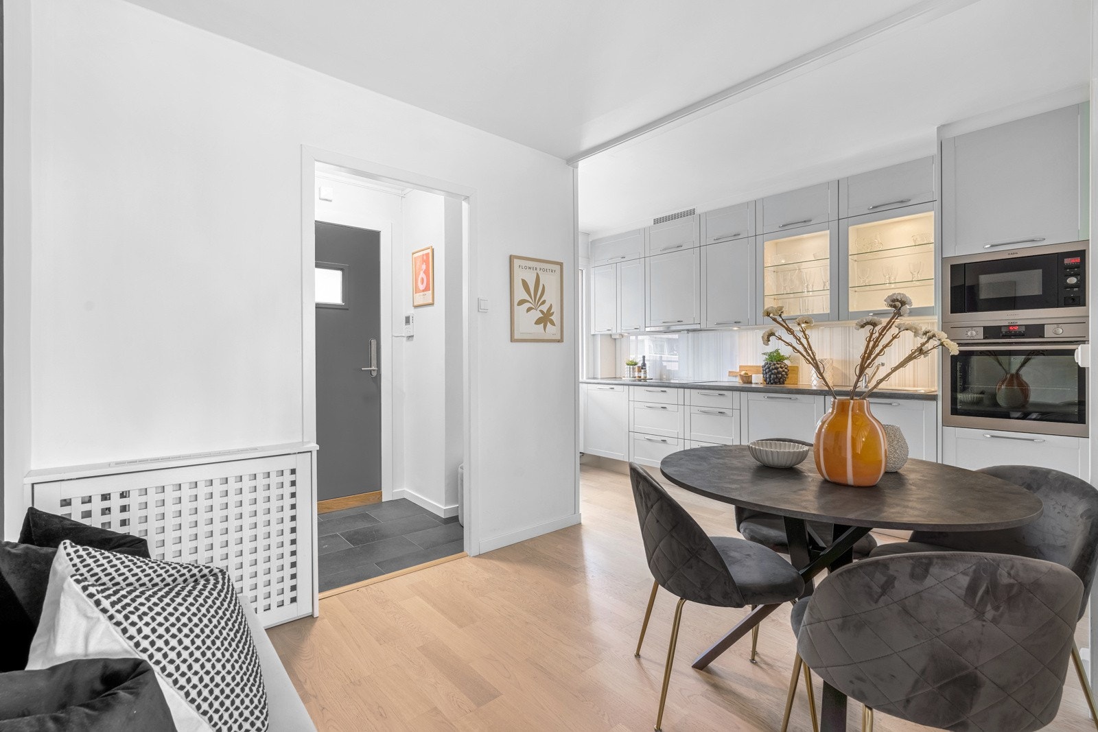 Fra entreen kommer man rett inn til kjøkkenet, som sammen med stuen utgjør hele etasjen, kun med trappen som naturlig skille. Galleribilde