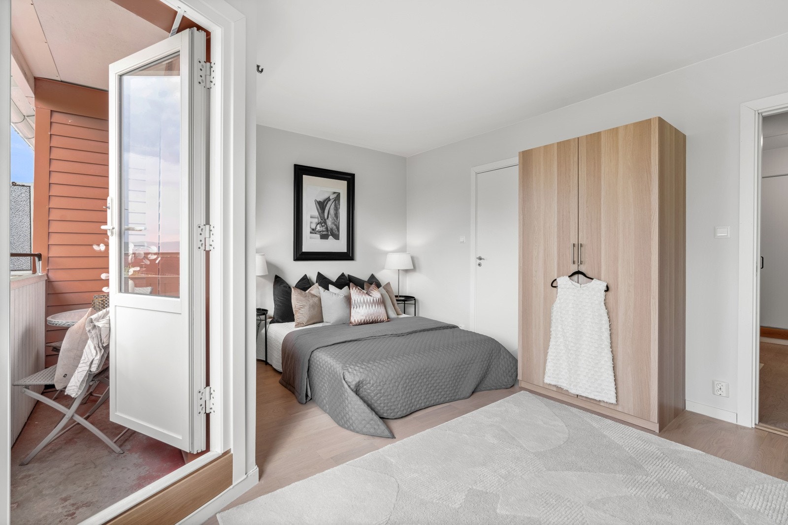 Rommet har to dører som gjør det enkelt å sette opp en vegg slik at man får to soverom. Galleribilde