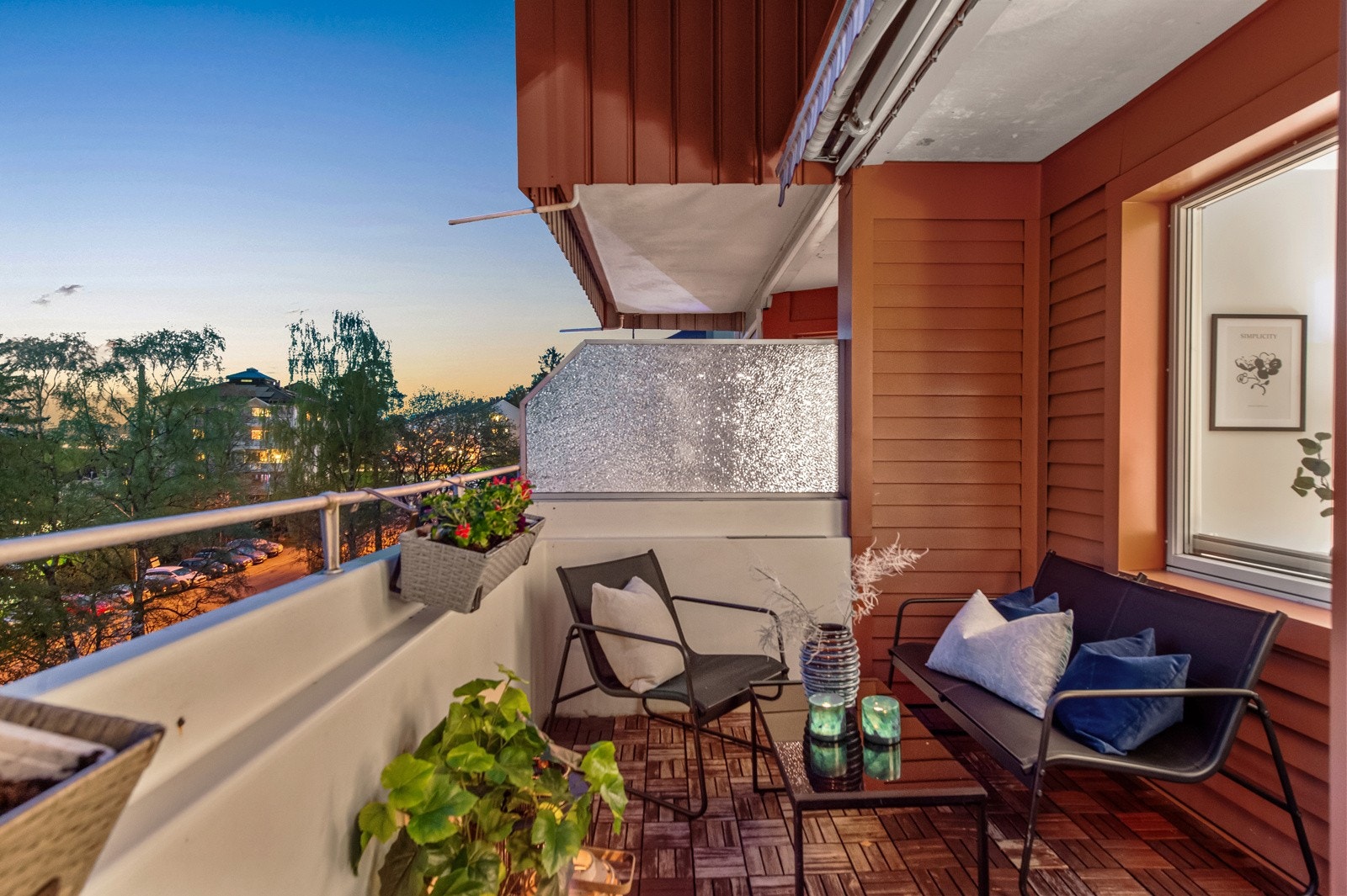 På balkongen er det montert elektrisk markise. Galleribilde