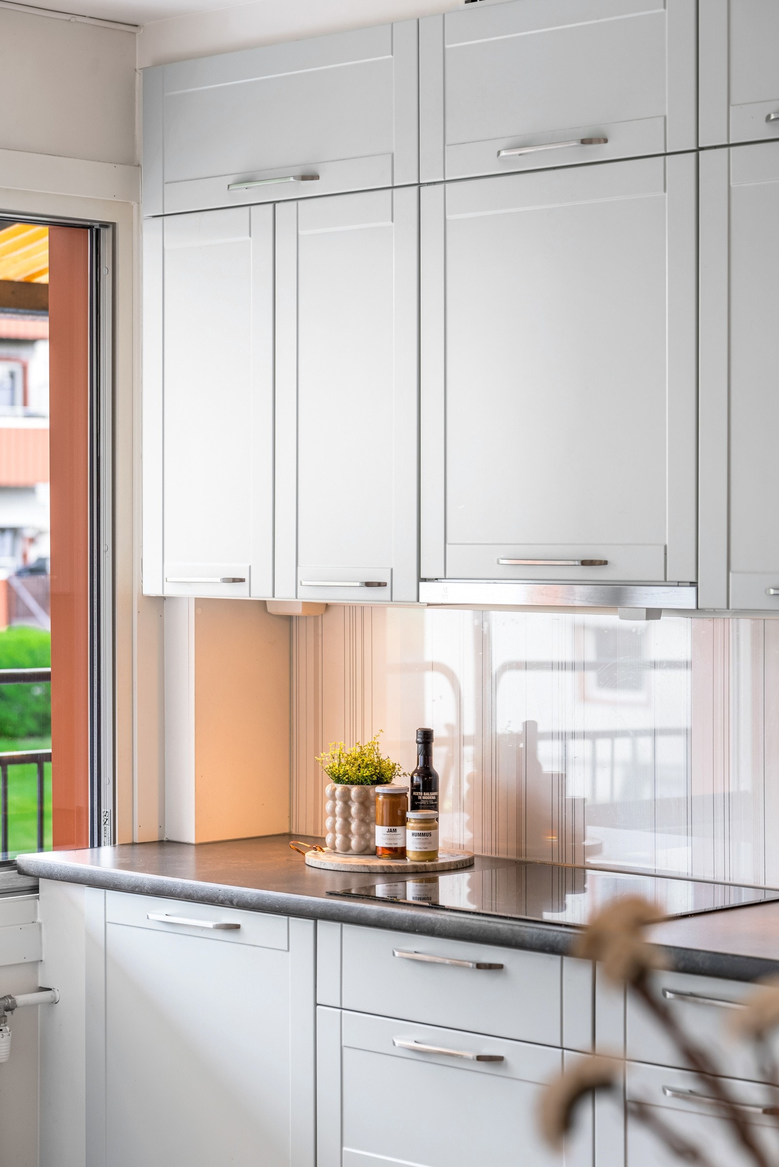 Innredningen har integrert induksjonstopp, stekeovn, mikrobølgeovn og oppvaskmaskin. I tillegg er det plass til kjøle/fryseskap. Galleribilde