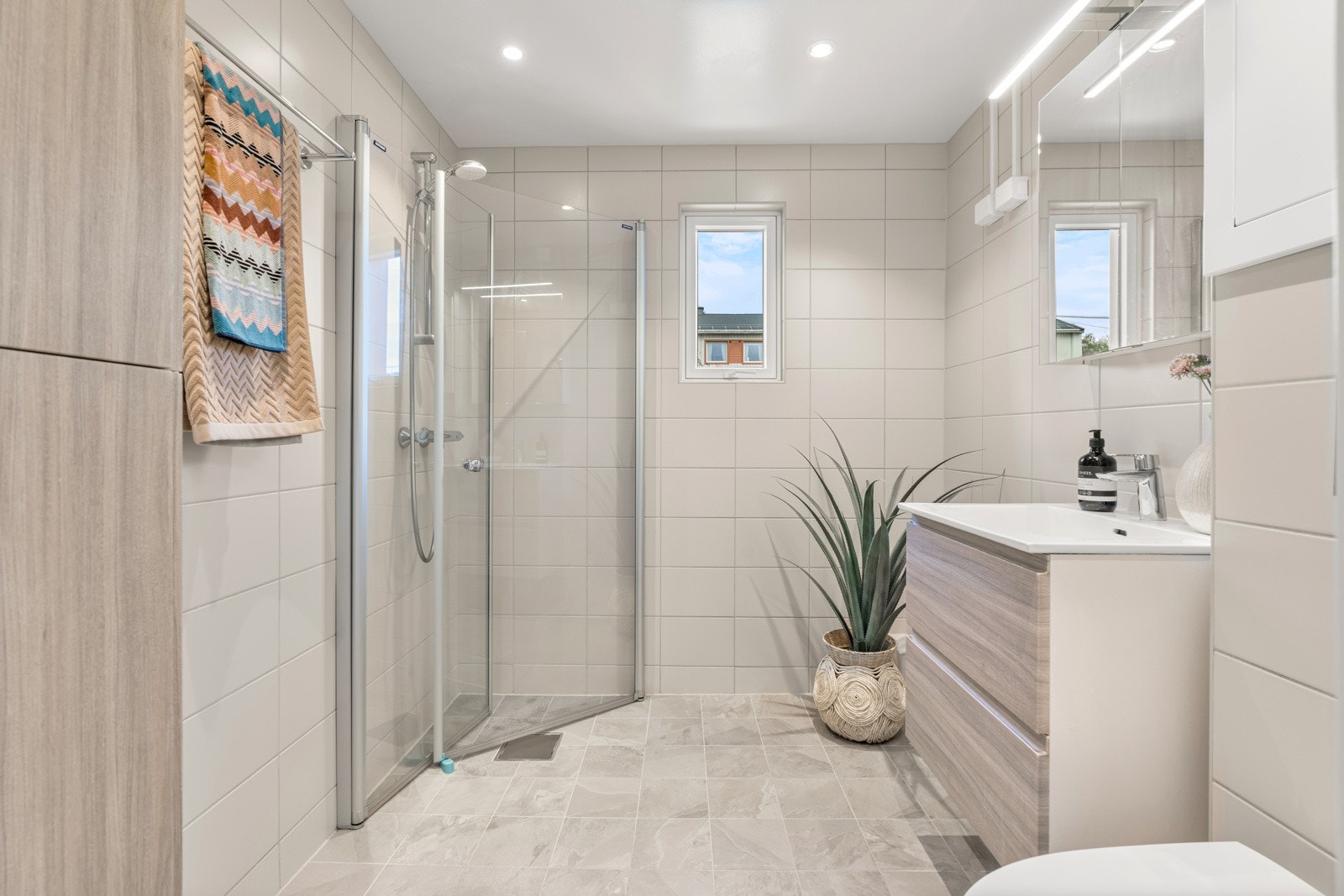 Badet er utvidet og ble pusset opp i regi av borettslaget i 2019. Baderommet har flislagte overflater, downlights i himling og termostatstyrte varmekabler i gulv. Galleribilde