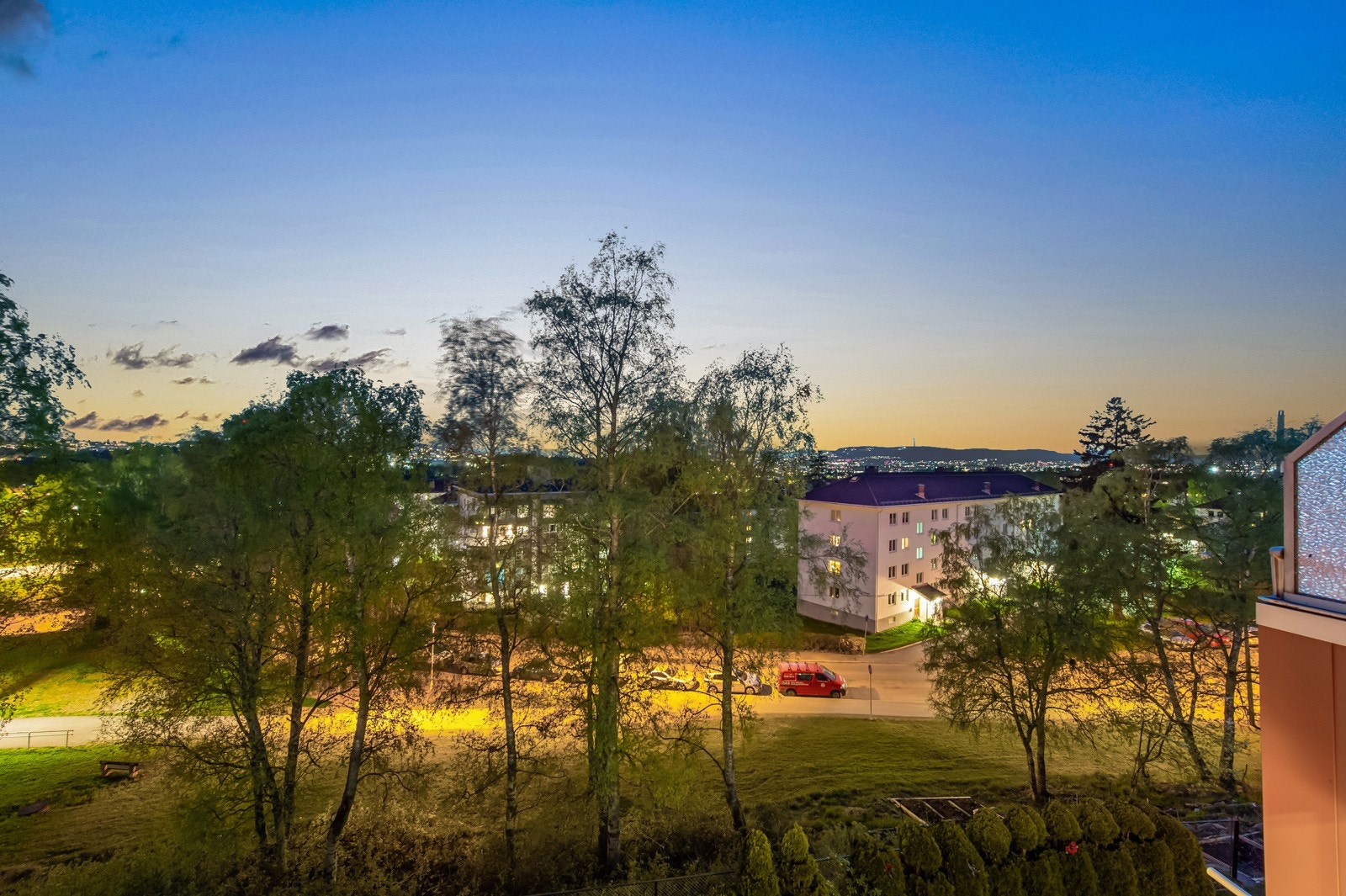 Hyggelig utsyn fra balkongen i fjerde etasje. Galleribilde