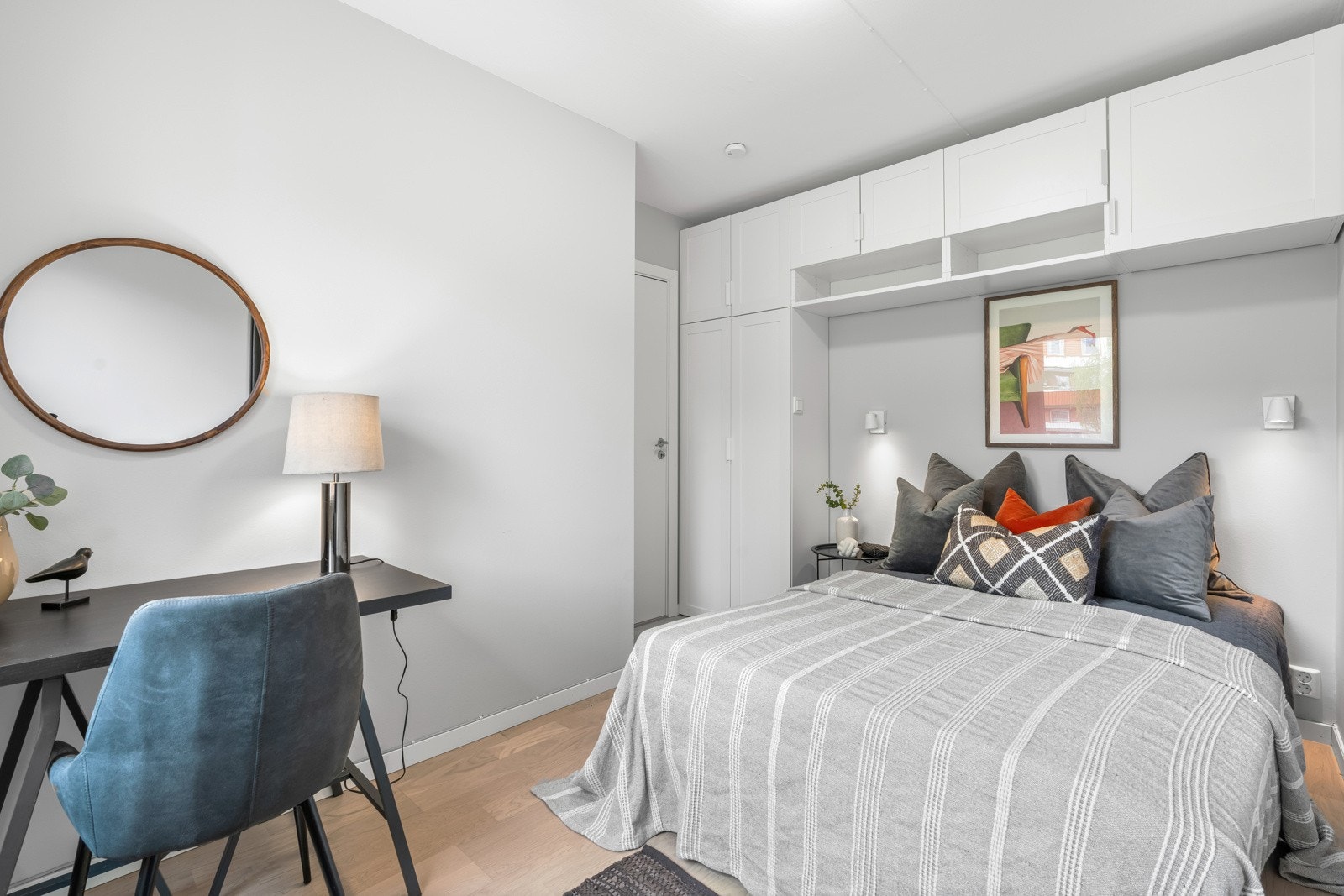 På soverommet er det bygget en praktisk skapløsning for oppbevaring. Galleribilde