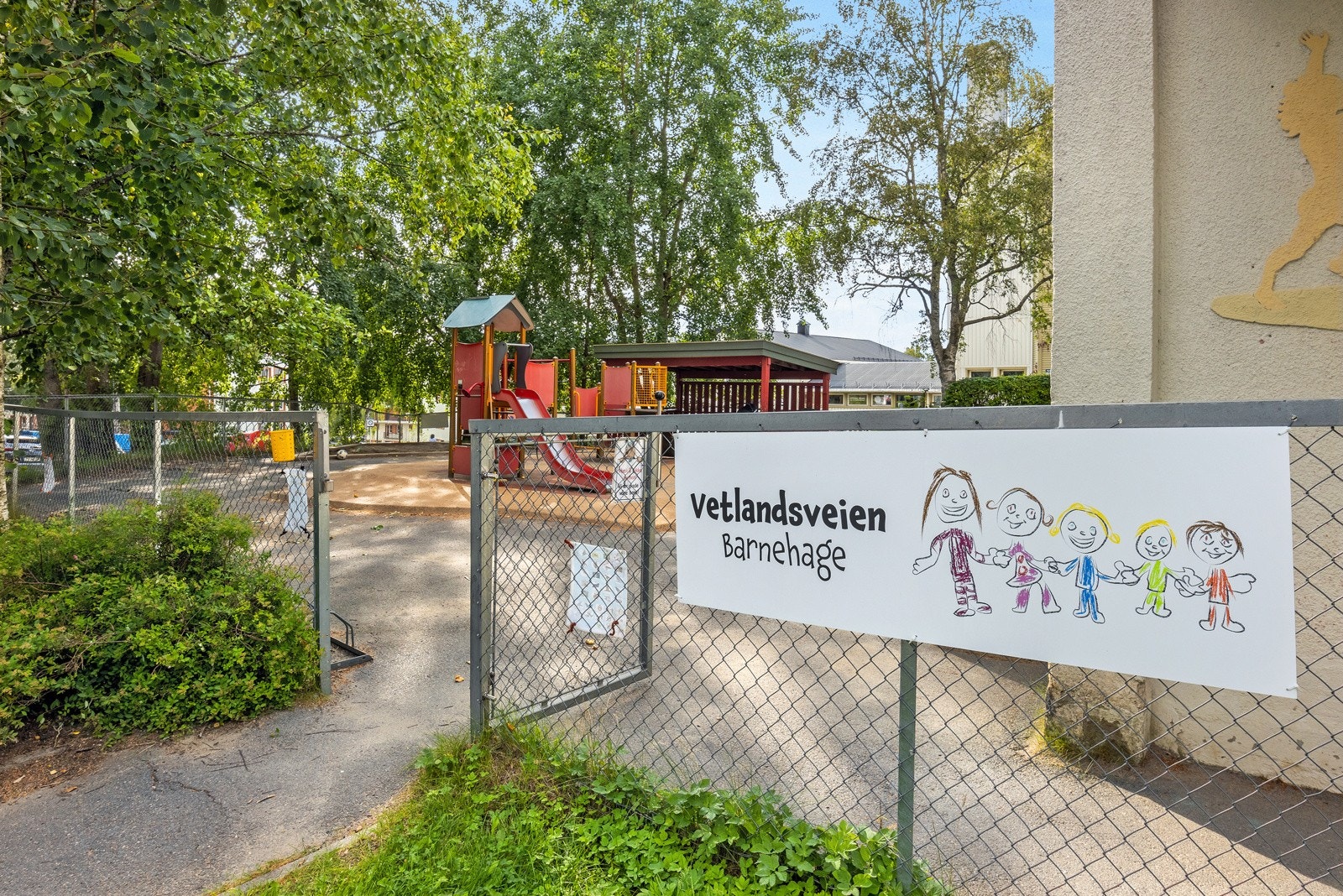 Det finnes flere videregående skoler i nærliggende områder, samt et godt utvalg av både private og kommunale barnehager. Galleribilde