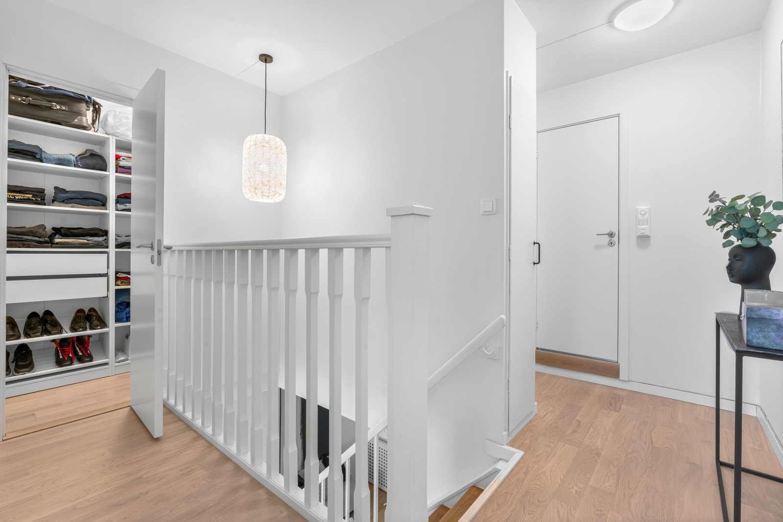 Leiligheten har godt med lagringsplass med ett kott med garderobeskap i fjerde etasje, og lagringsmuligheter under trappen ved kjøkkenet. Galleribilde