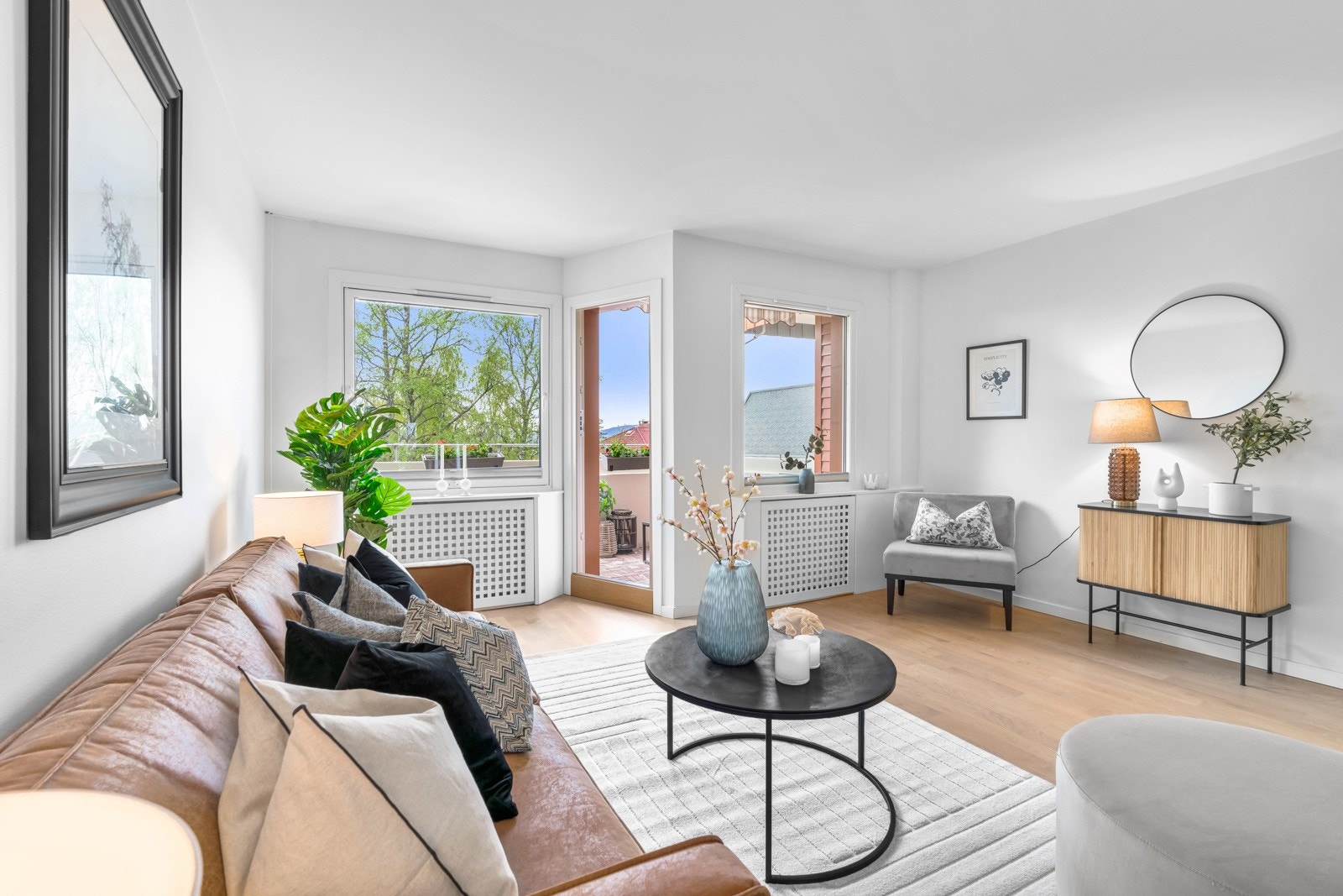 Stuen har to vinduer i front som gir godt med lysinnslipp. Vinduer og balkongdør ble skiftet i regi av borettslaget i 2016. Galleribilde