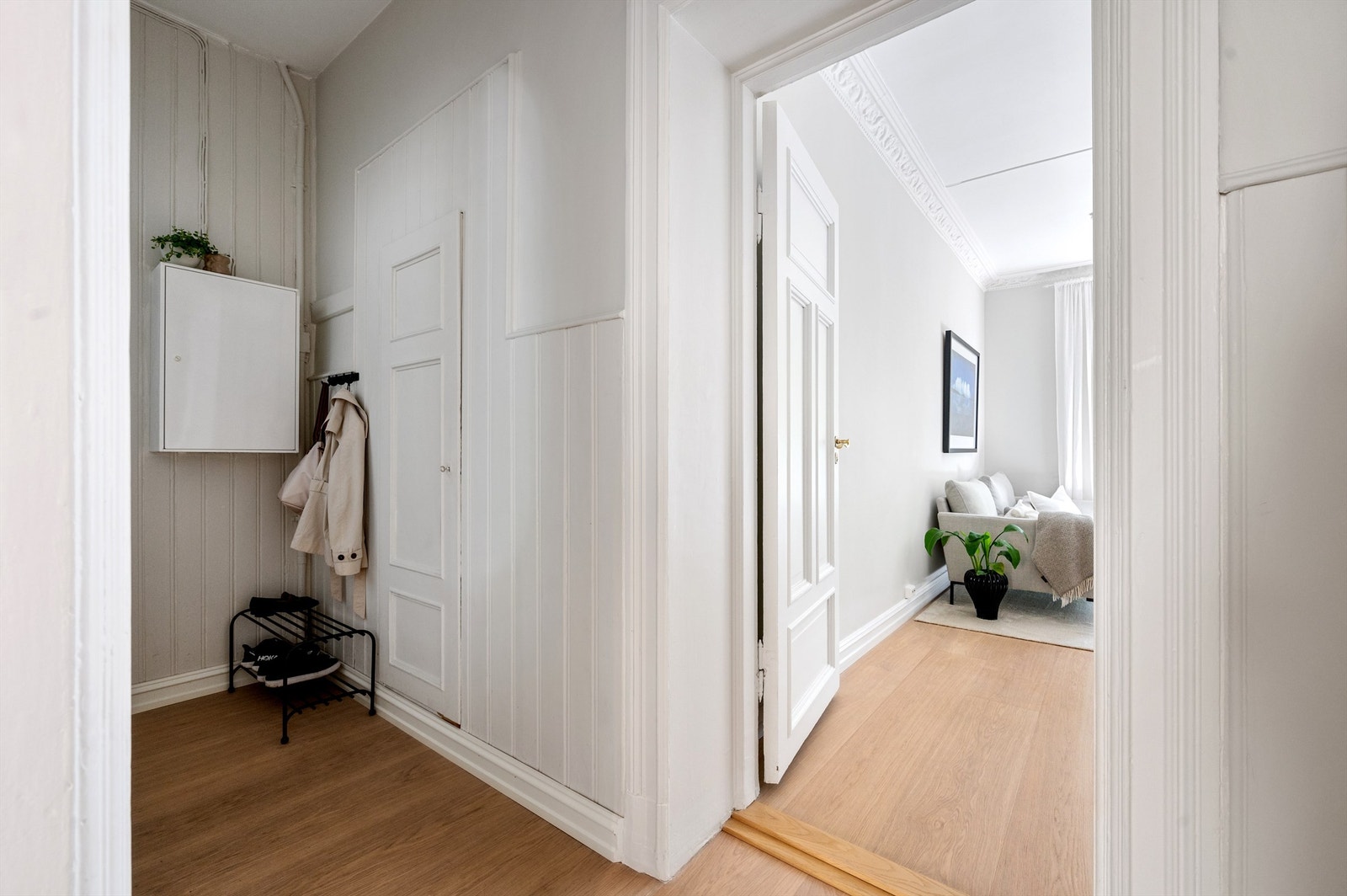 Her er det plass for oppbevaring av yttertøy og sko. Videre adkomst til bad, stue og kjøkken. Galleribilde