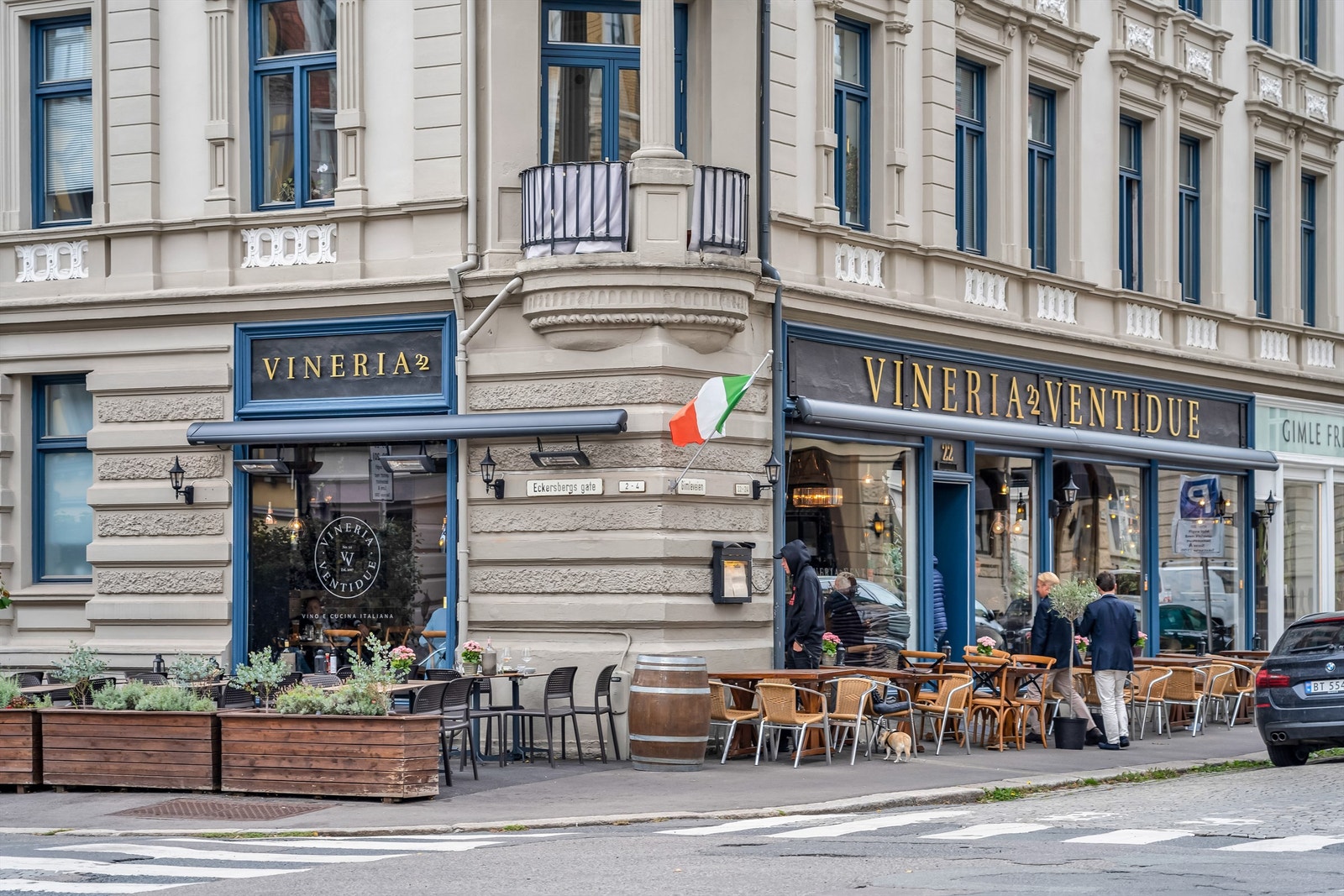 Strøket har et variert og godt tilbud av en rekke delikatesseforretninger, nærbutikker, dagligvareforretninger, kafeer og restauranter, samt treningssentre og spa- og velværetilbud. Galleribilde