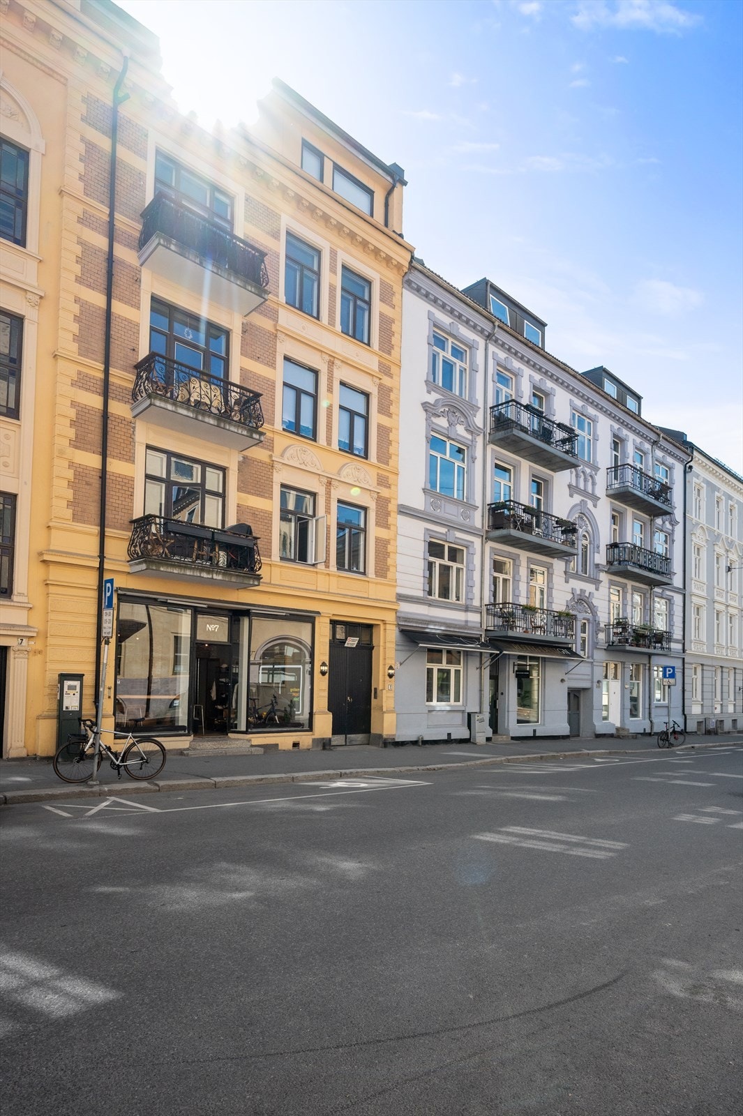 Leiligheten ligger sentralt og attraktivt til i et veletablert område bestående av pene klassiske bygårder. Galleribilde
