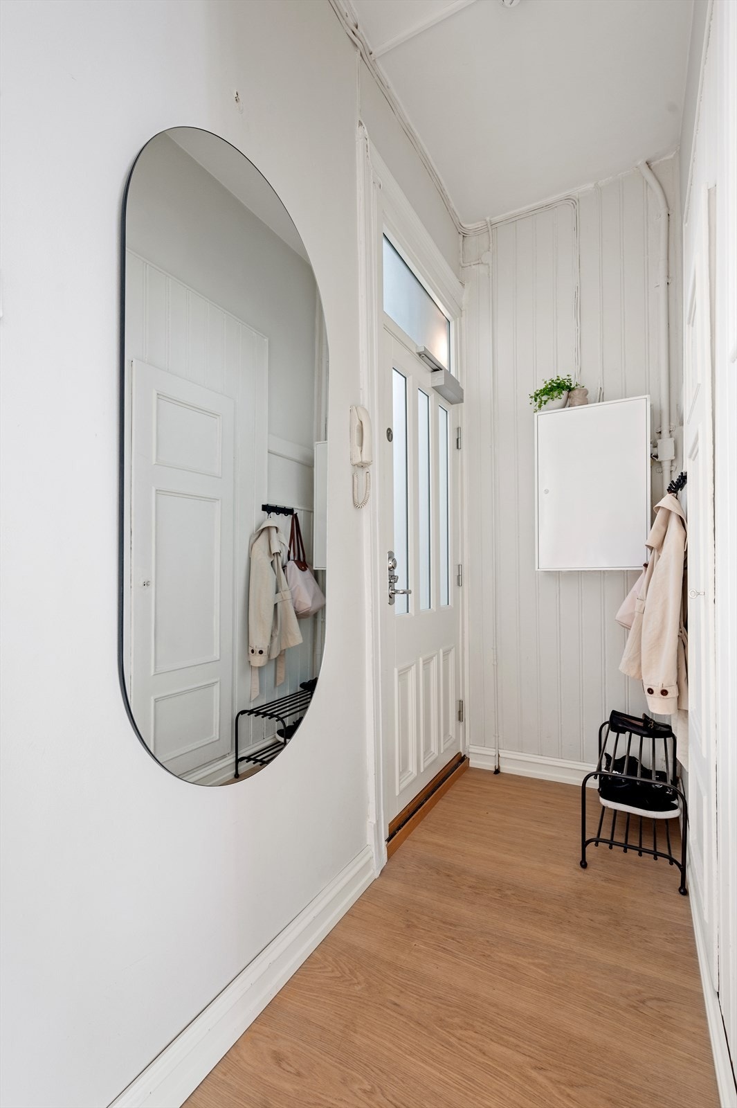 Velkommen inn! Lys og hyggelig entré som er med på å skape et godt førsteinntrykk av leiligheten. Galleribilde