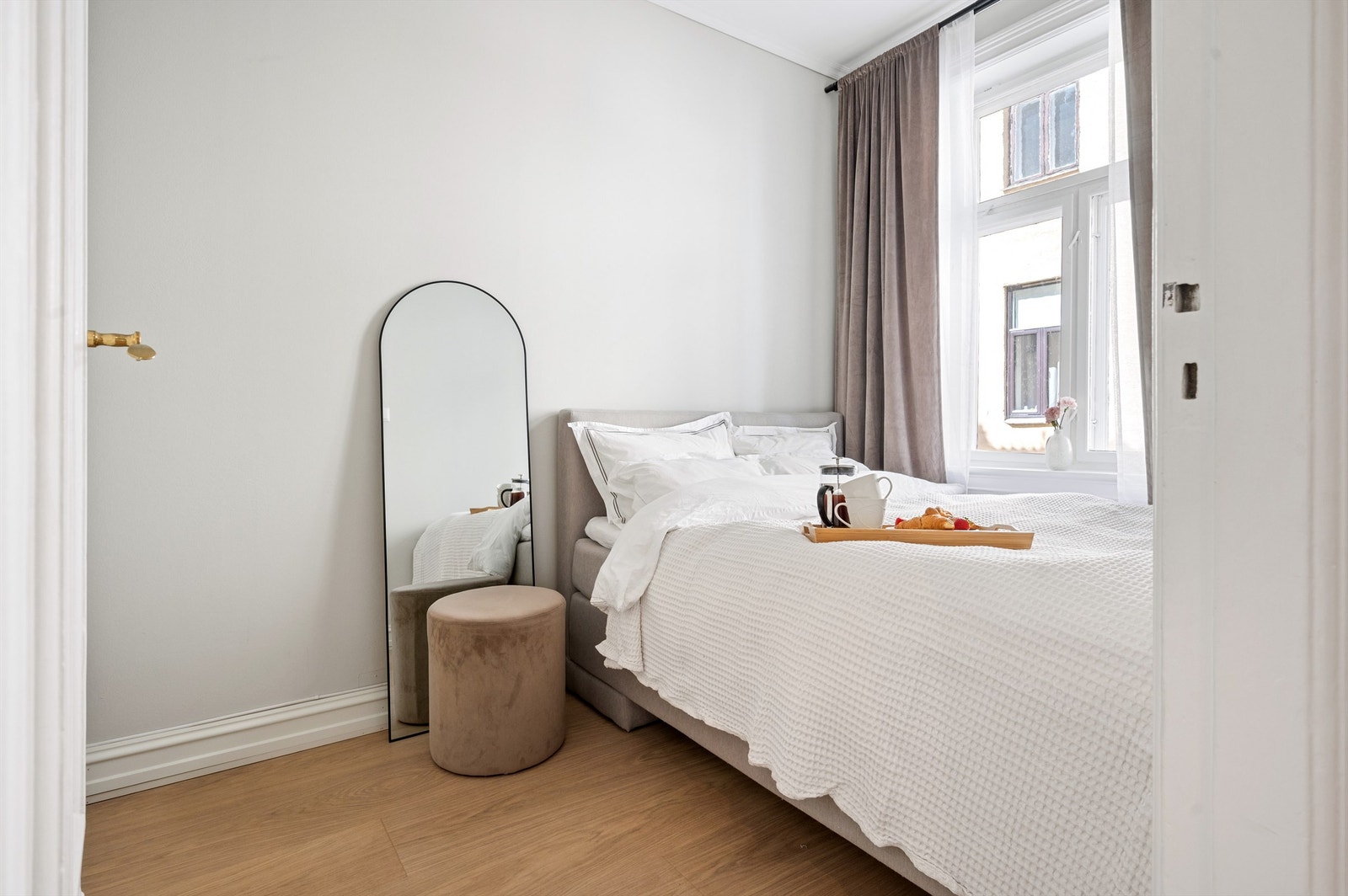 Leilighetens soverom er av god størrelse og har adkomst fra kjøkkenet. Det er god plass til dobbeltseng og garderobeskap. Galleribilde