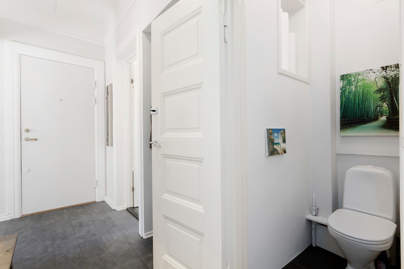 I leiligheten er det ett bad og to separate toalettrom. Galleribilde