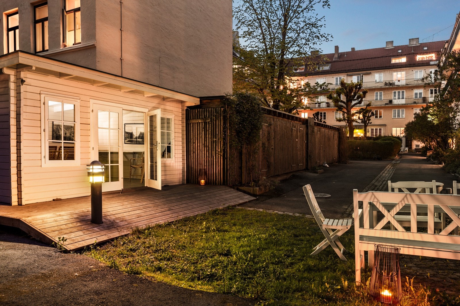 Kveldsstemning i bakgården og hagestuen. Galleribilde
