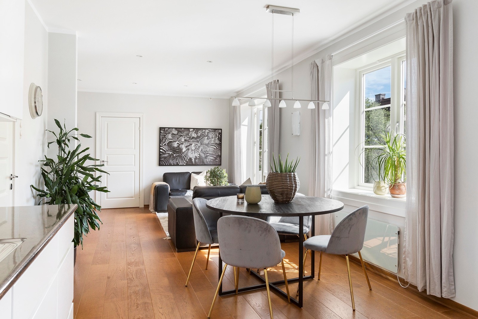 Stuen få rikelig med naturlig dagslys fra store vindusflater. Galleribilde