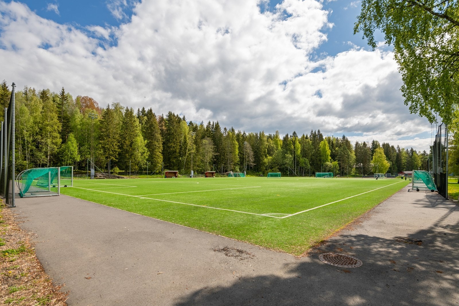 Lokalt sportsanlegg med fotballbane, optimalt for sportsentusiaster Galleribilde