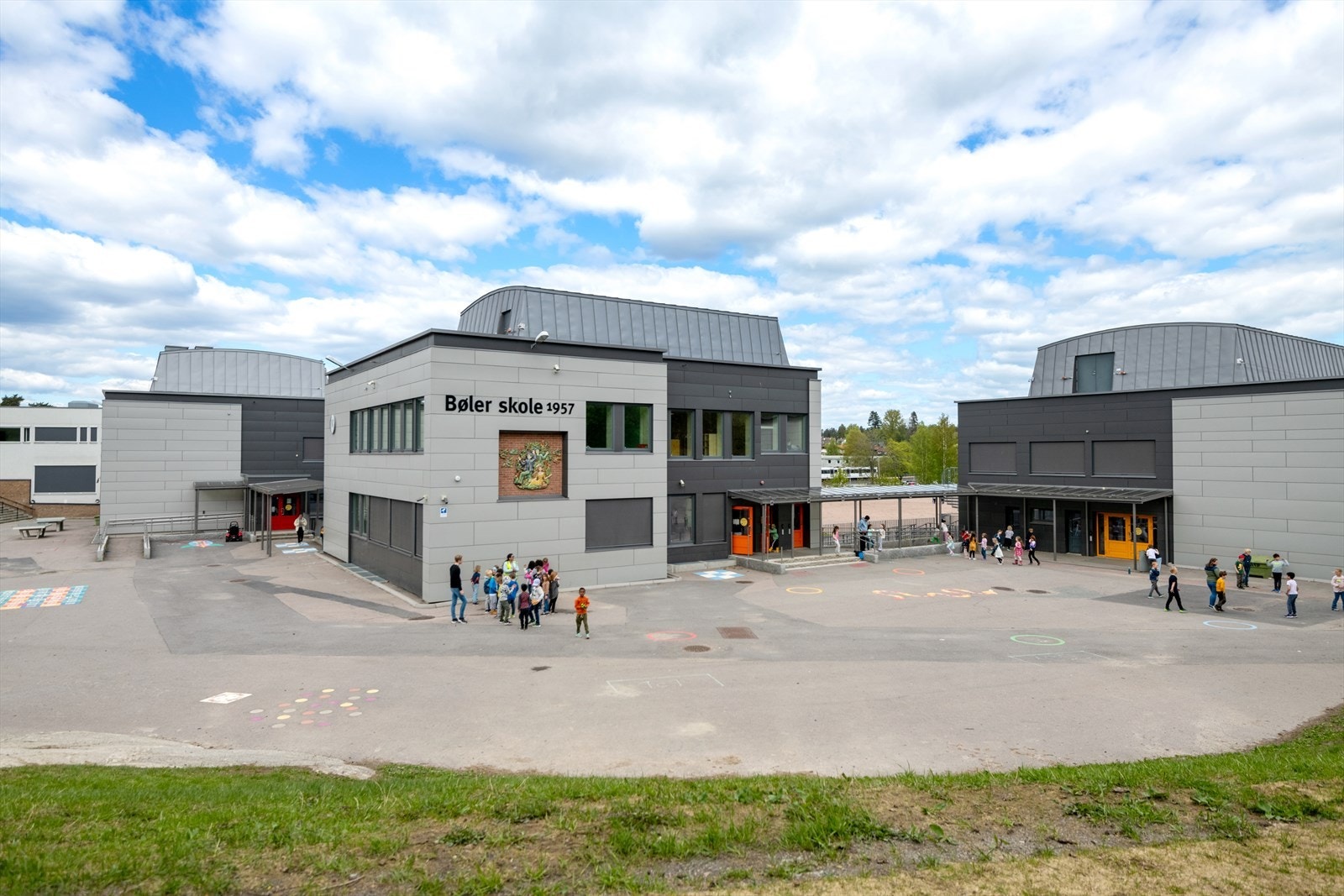 Lokal skole med moderne fasiliteter og aktivt skolemiljø Galleribilde