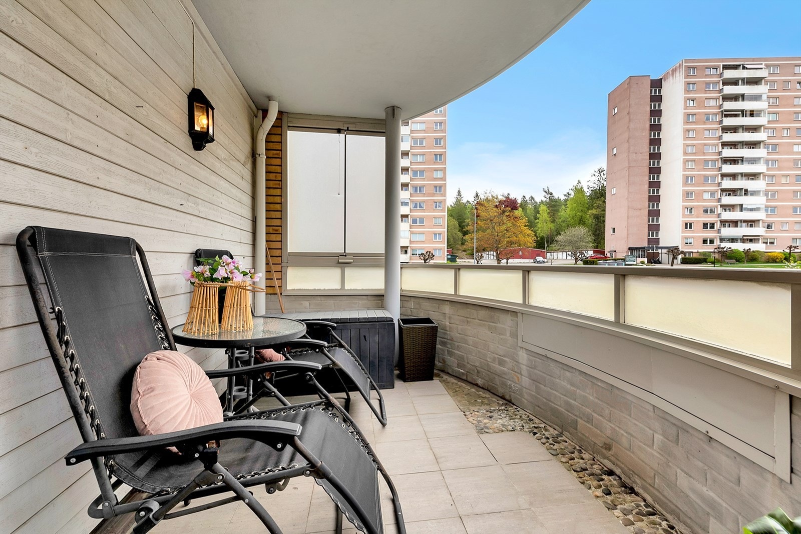 Hyggelig balkongareal med plass for sittegruppe og utsikt mot nærområdet Galleribilde