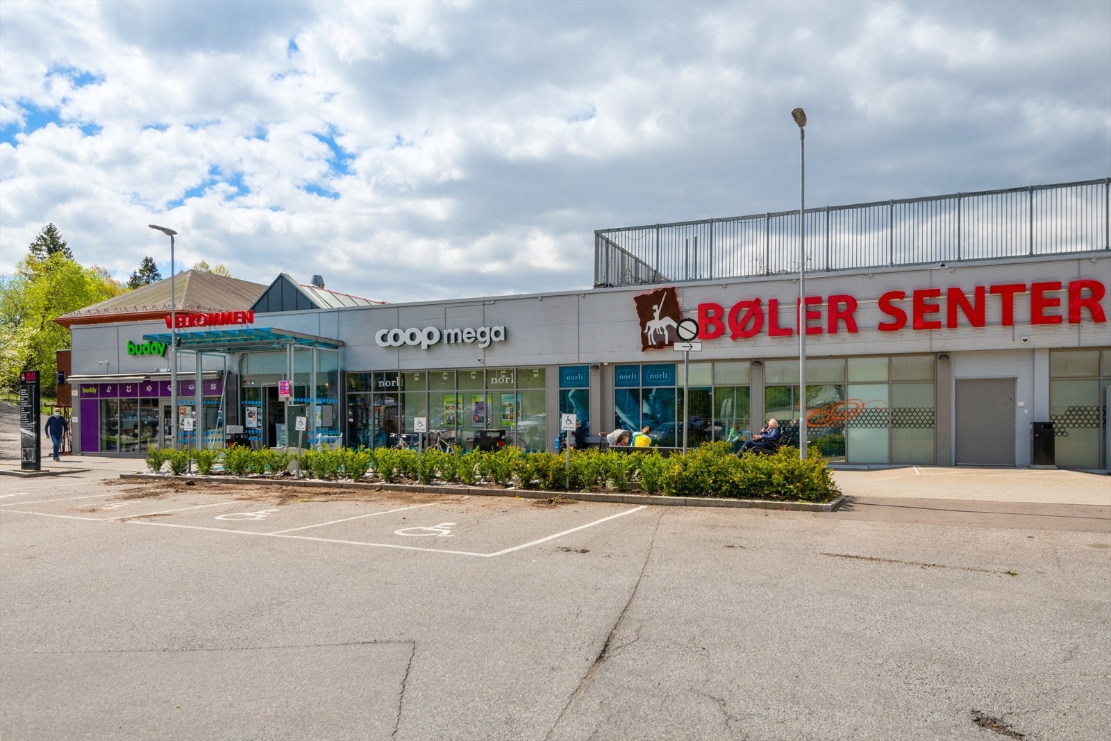 Handelsområde med varierte butikker og tjenester innen rekkevidde Galleribilde