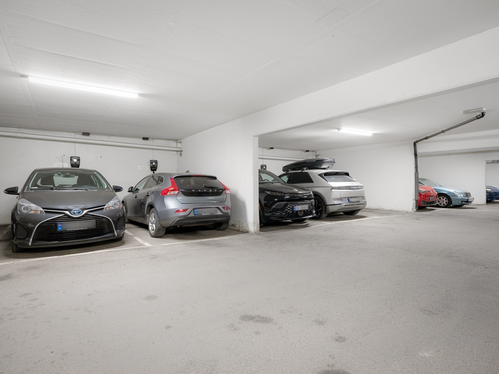 Med leiligheten følger det en p-plass med elbil-lader i borettslagets garasjeanlegg. Dette gjør hverdagen enkel! Galleribilde