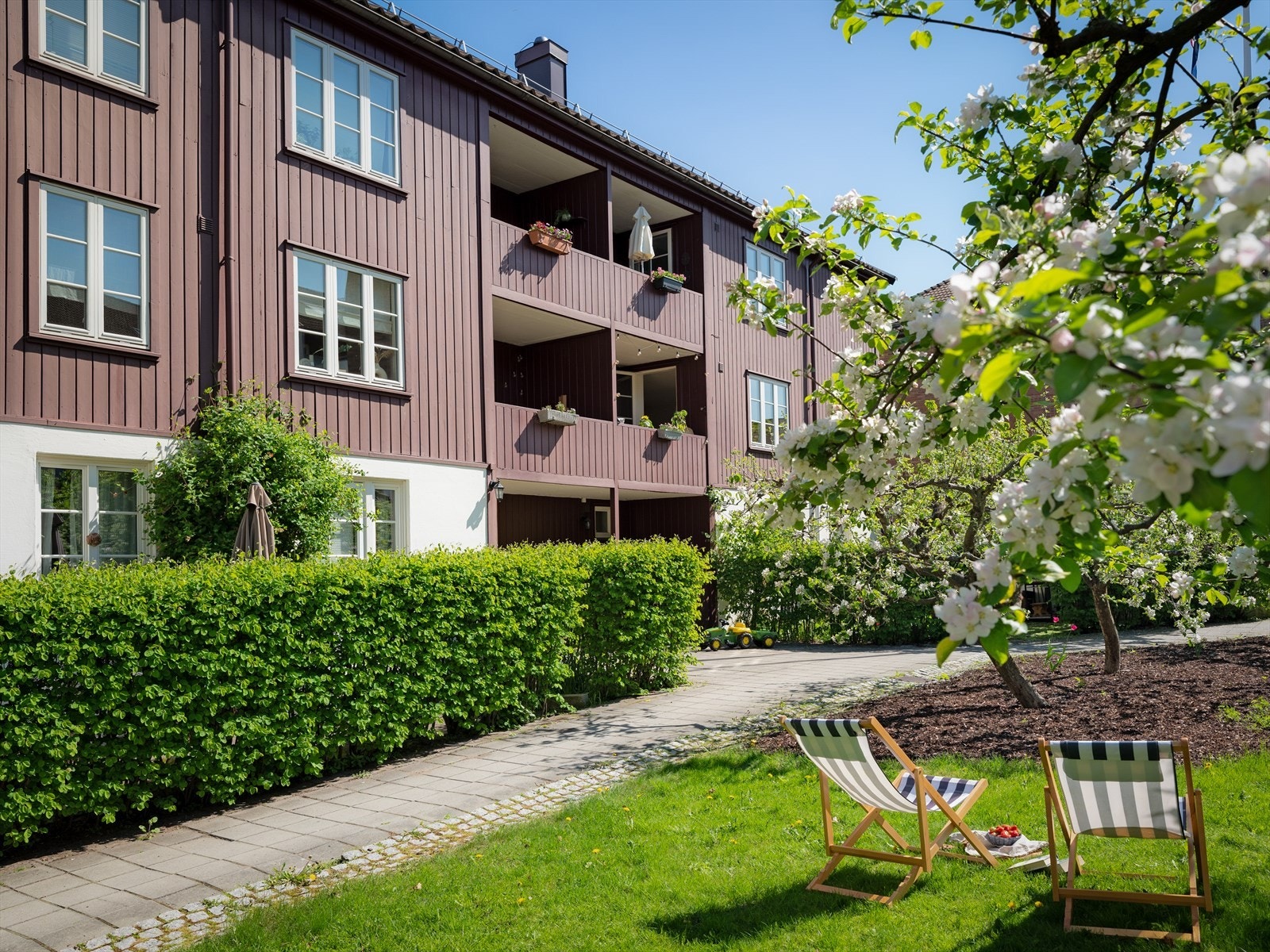 Allerede på vei inn til boligen skjønner man at dette er et borettslag litt utenom det vanlige. De naturskjønne inntrykkene på vei til og fra boligen er ikke til å unngå. Galleribilde