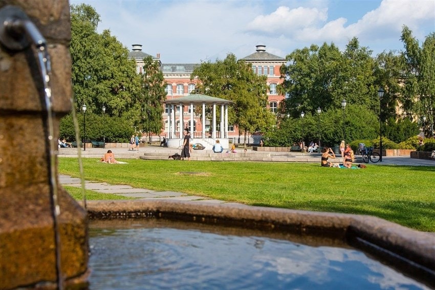 Hva med en søndagstur til Birkelunden. Kanskje finner du et nytt smykke til leiligheten på Loppemarkedet. Galleribilde