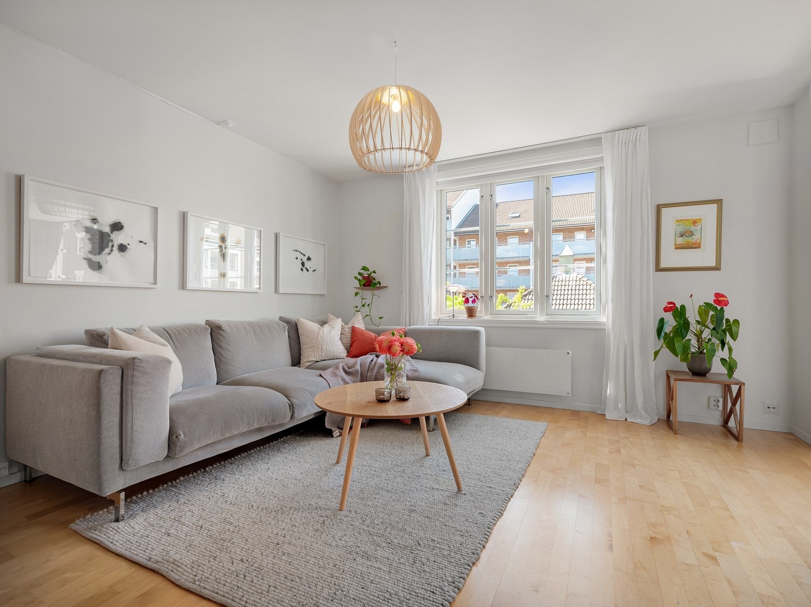 Det god plass til en stor sofagruppe med tilhørende stuebord, og flere oppbevaringsmøbler langs sidene. Galleribilde