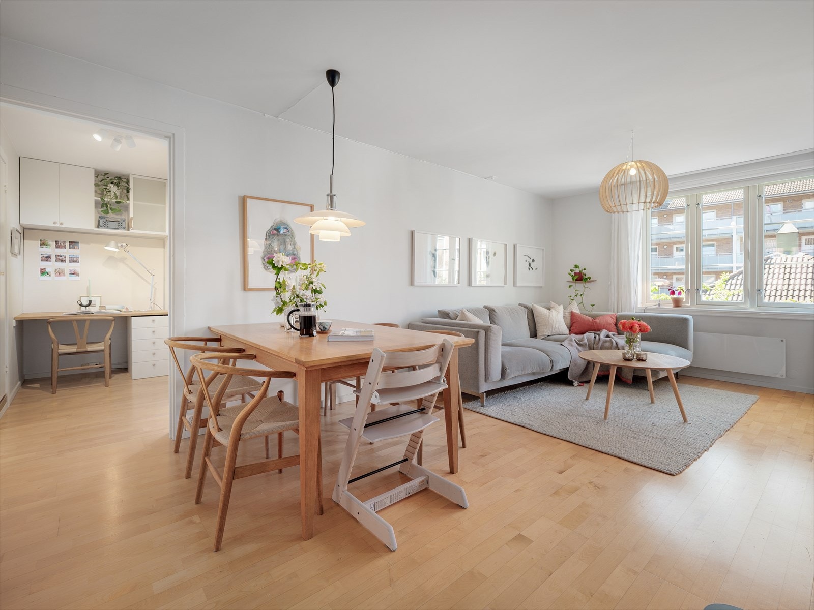 Med vinduer på tre sider nyter leiligheten rikelig med naturlig lys. Galleribilde