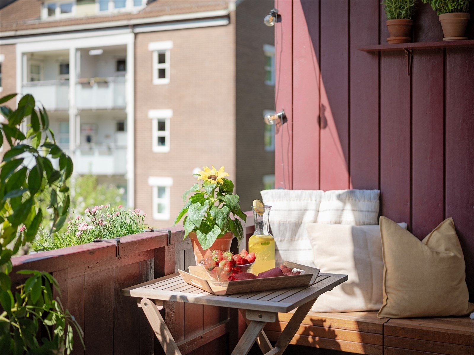 Solen kommer ca 14 og forsvinner rundt kl. 20.30 på sommerstid. Galleribilde